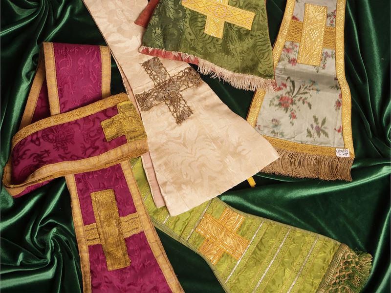 Assortimento di stole e manipoli