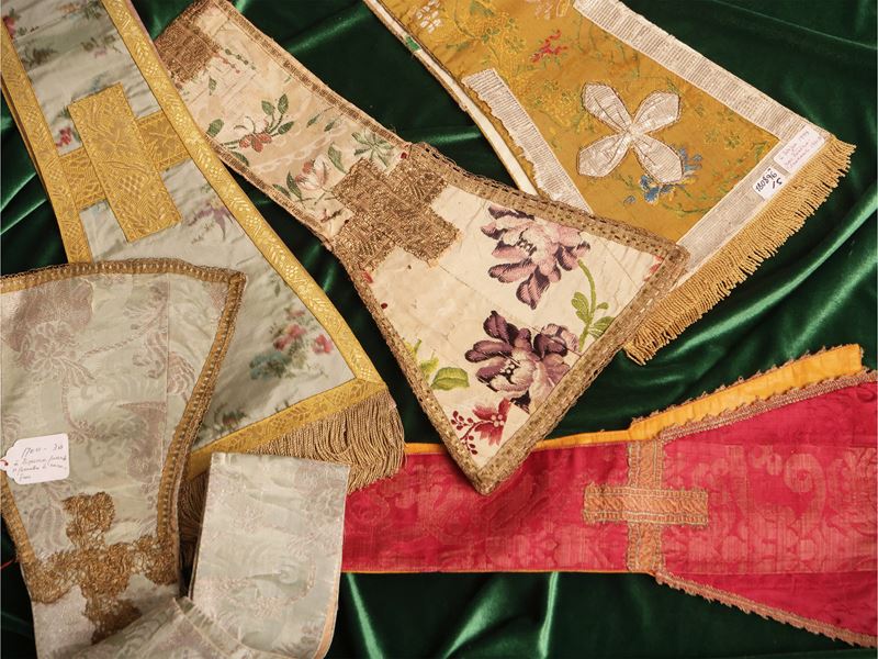Assortimento di stole e manipoli