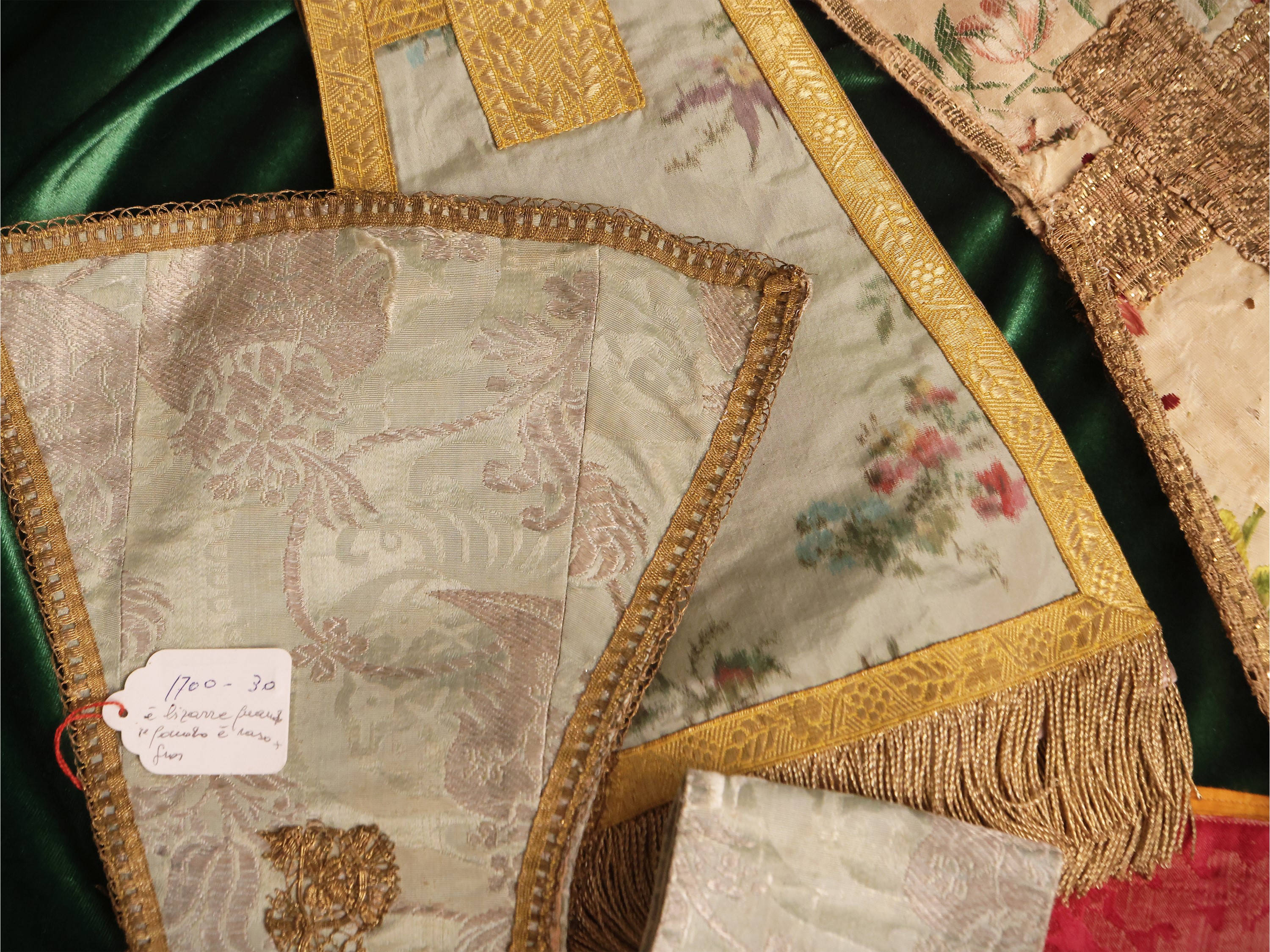 Assortimento di stole e manipoli