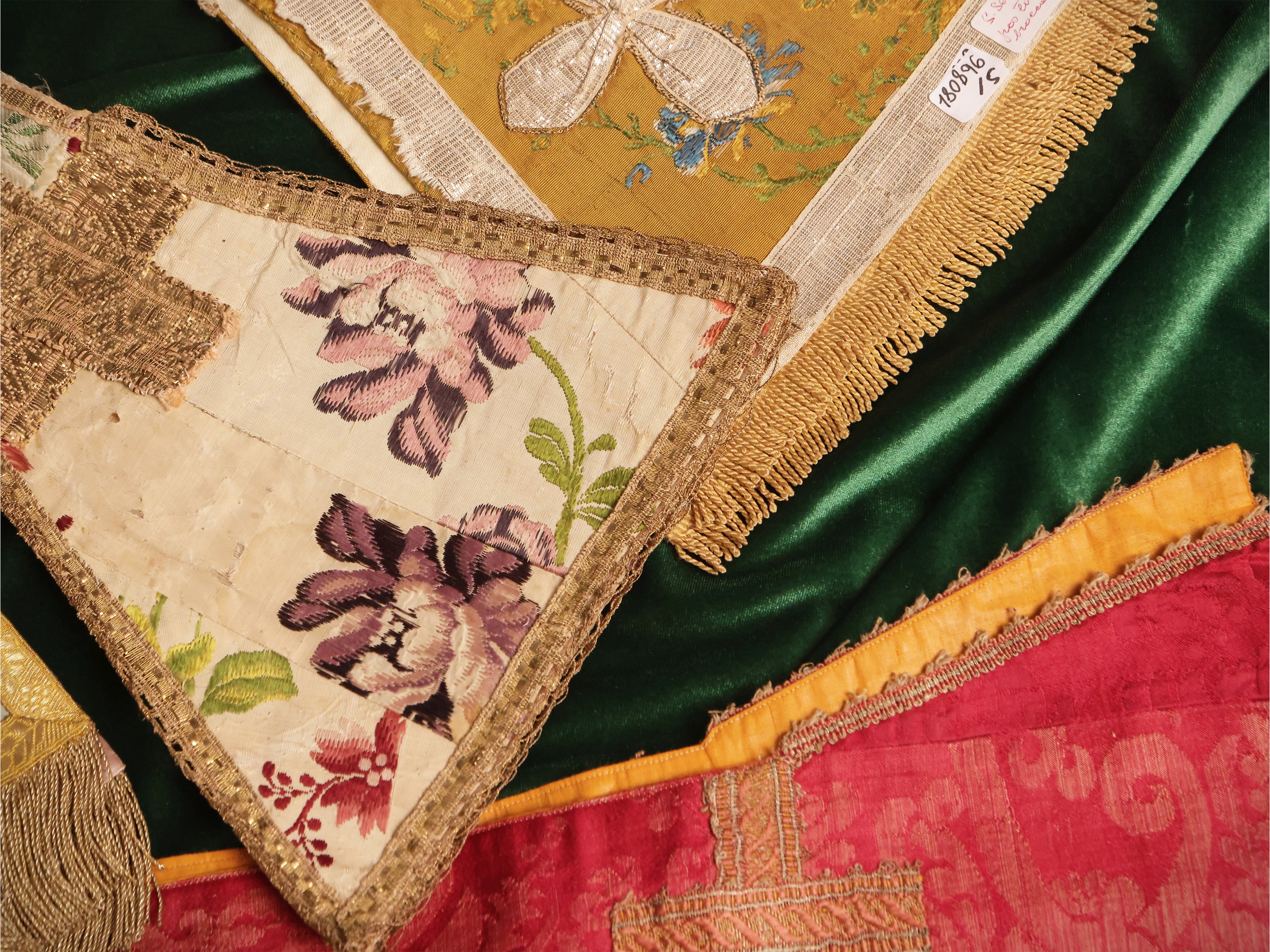 Assortimento di stole e manipoli