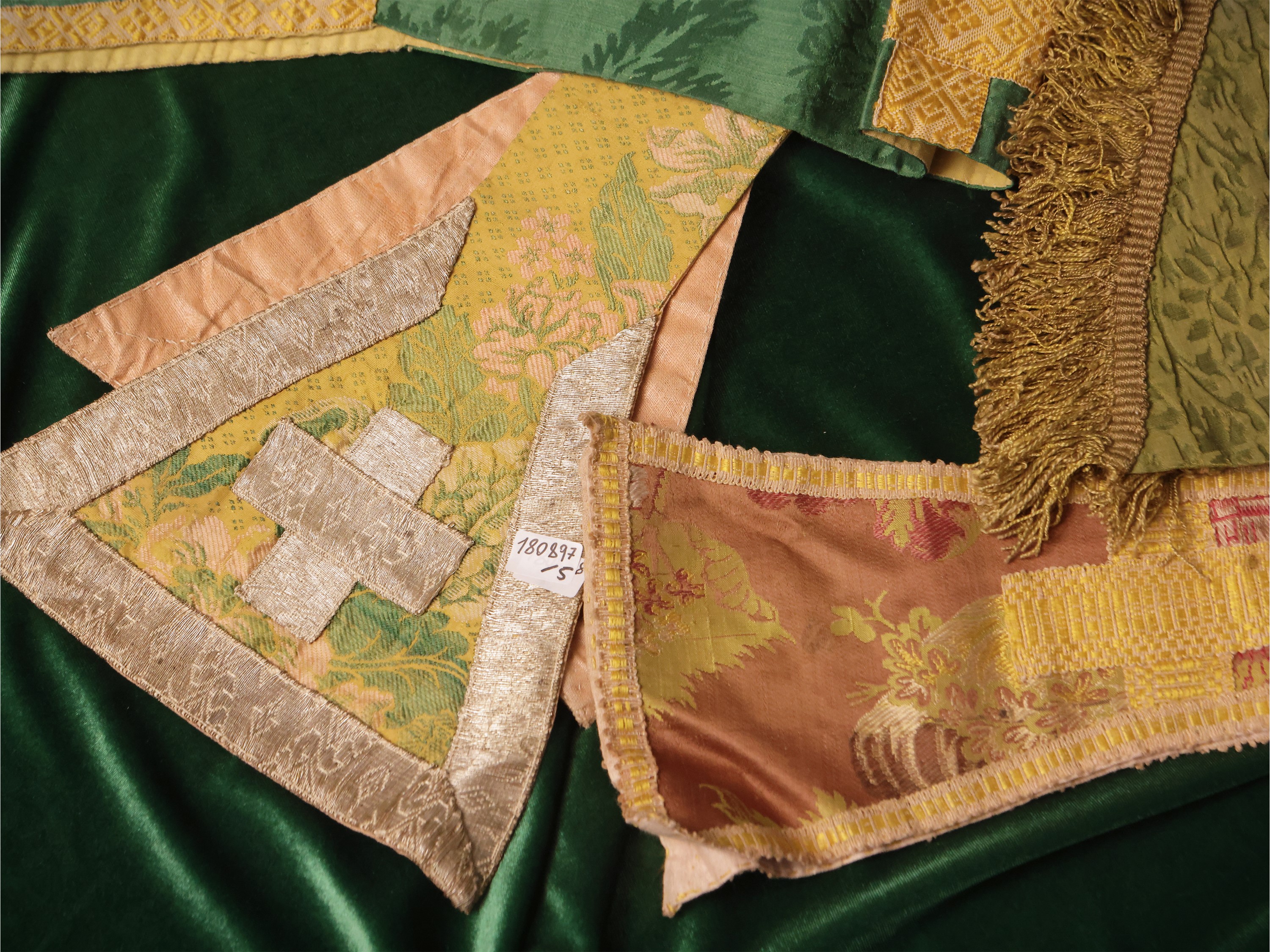 Assortimento di stole e manipoli