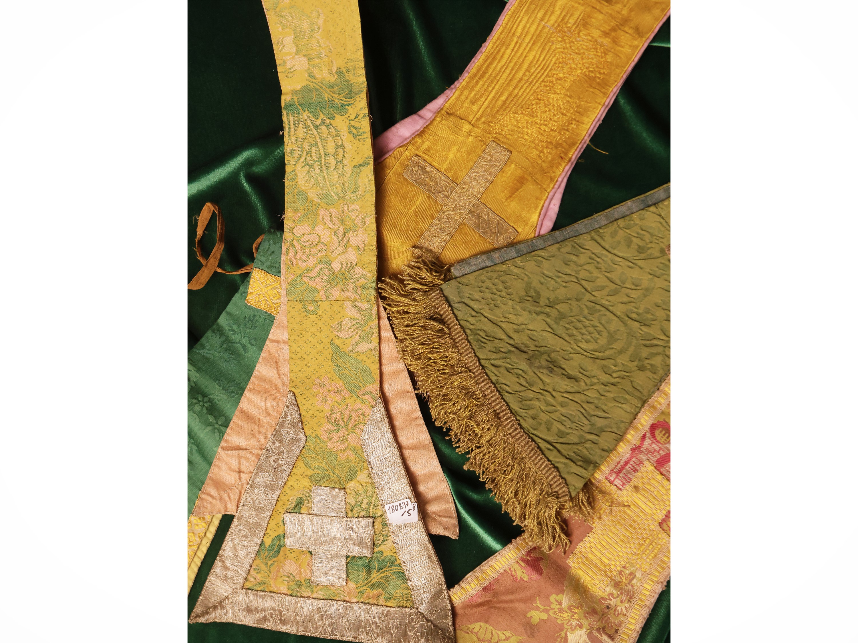 Assortimento di stole e manipoli