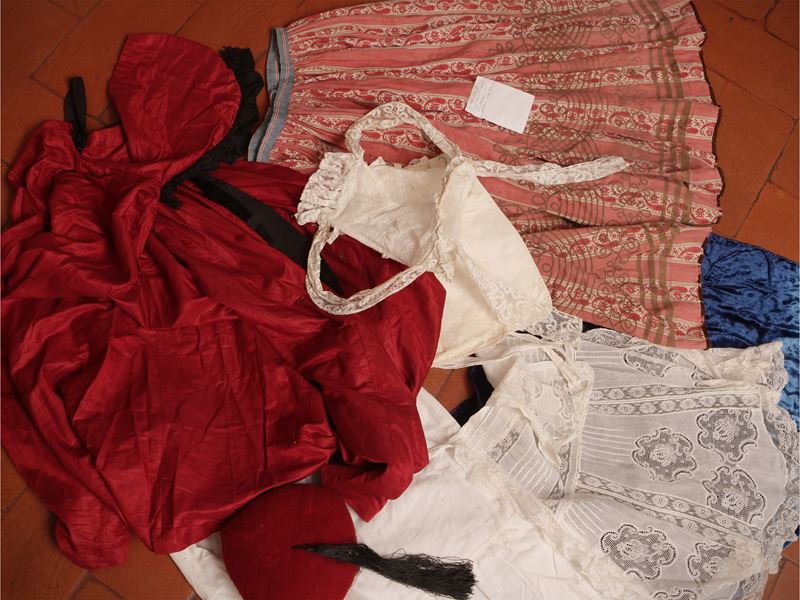 Assortimento di abbigliamento d'epoca