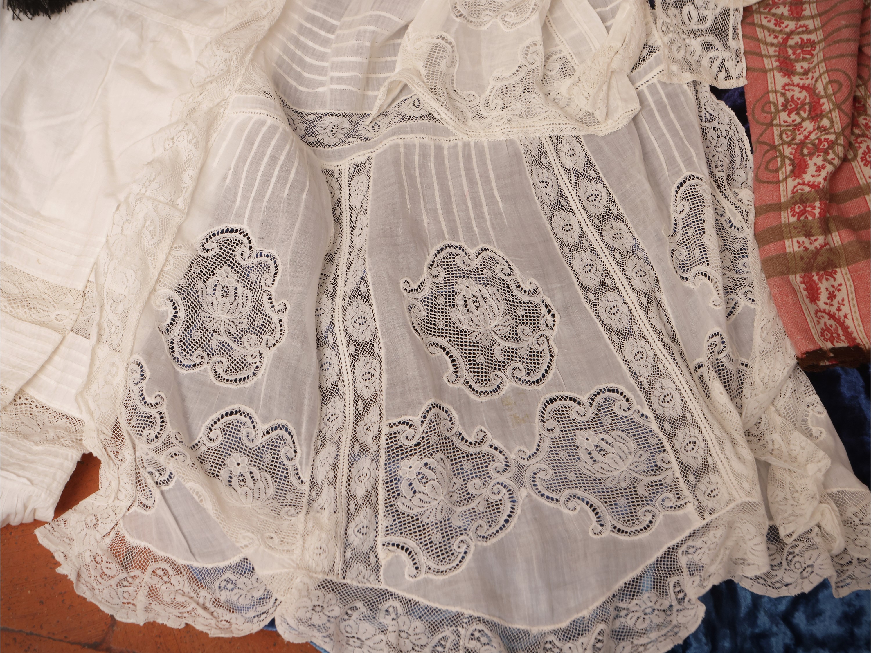 Assortimento di abbigliamento d'epoca