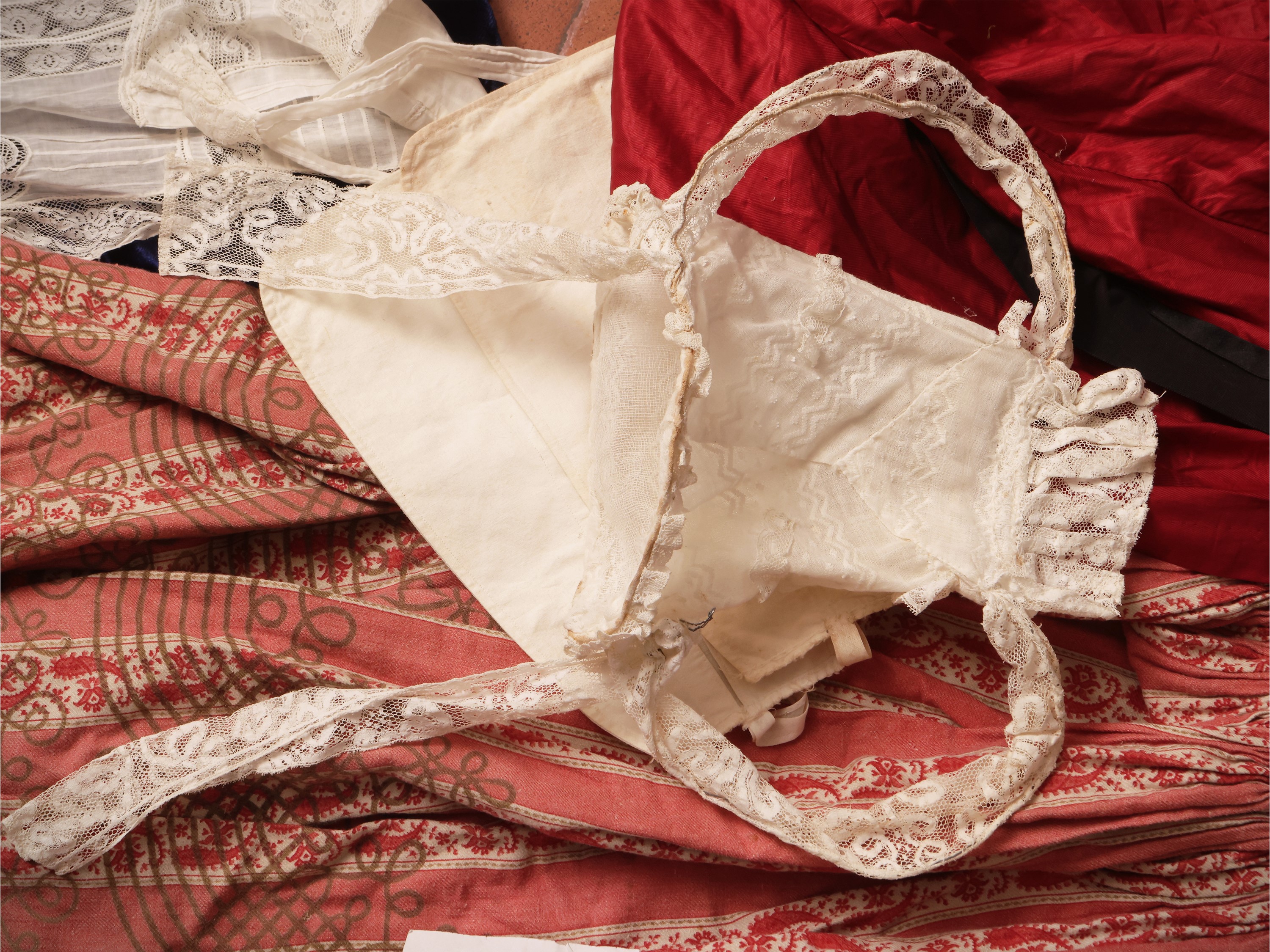 Assortimento di abbigliamento d'epoca
