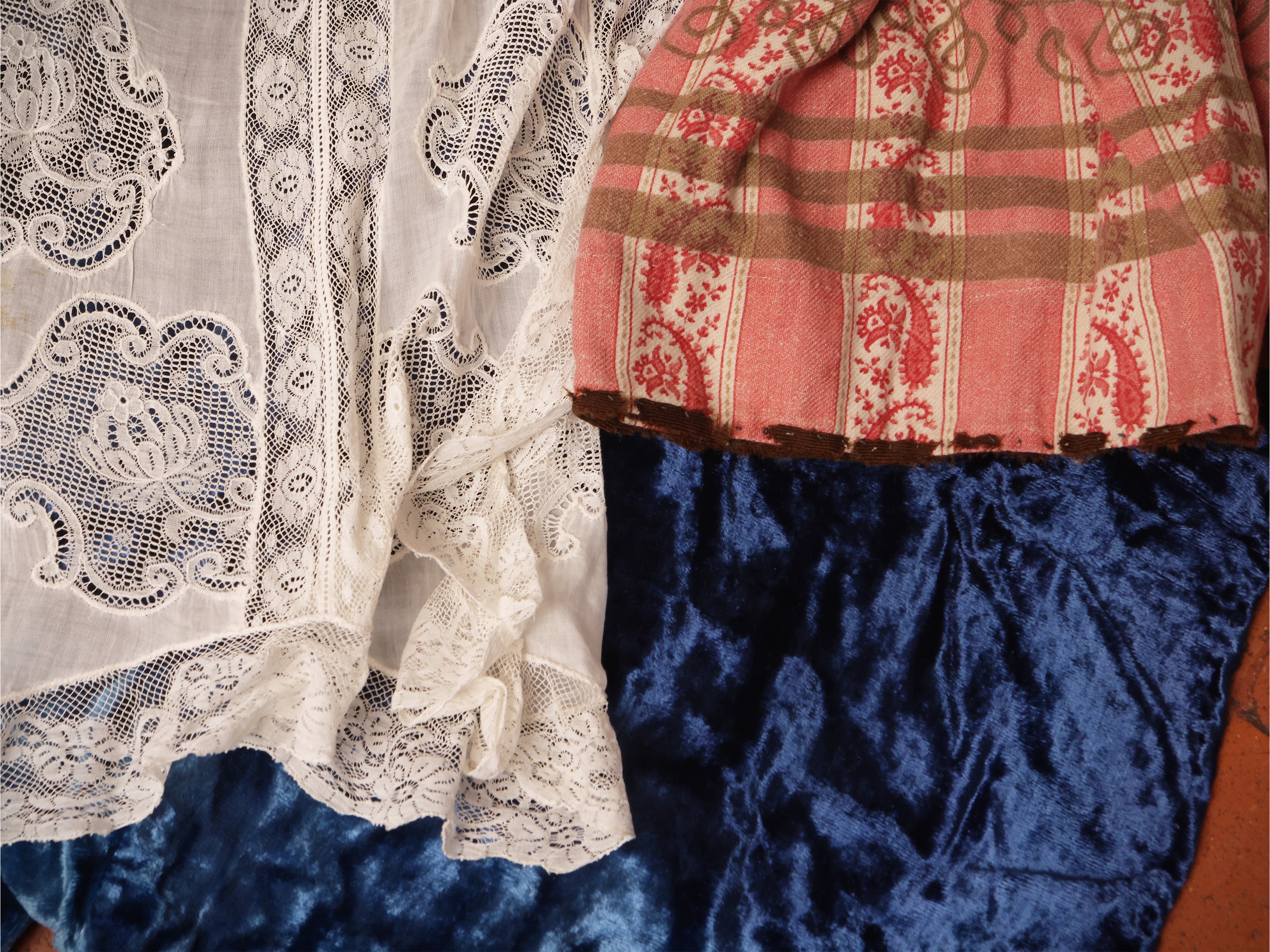 Assortimento di abbigliamento d'epoca