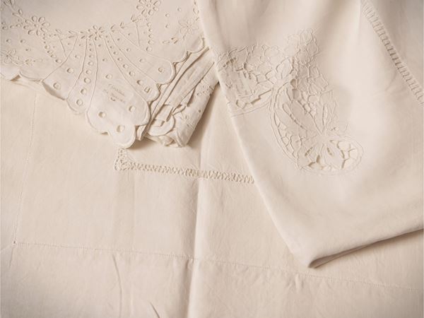 Three queen size linen sheets  (19th/20th century)  - Auction Silks, lace, embroidery and amenities - Maison Bibelot - Casa d'Aste Firenze - Milano