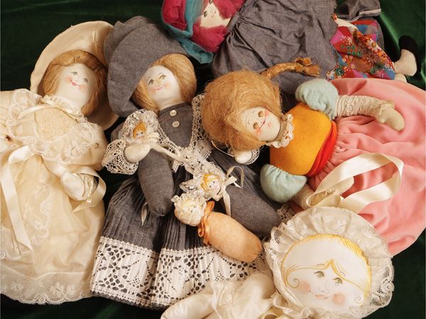 Assortimento di bambole di pezza