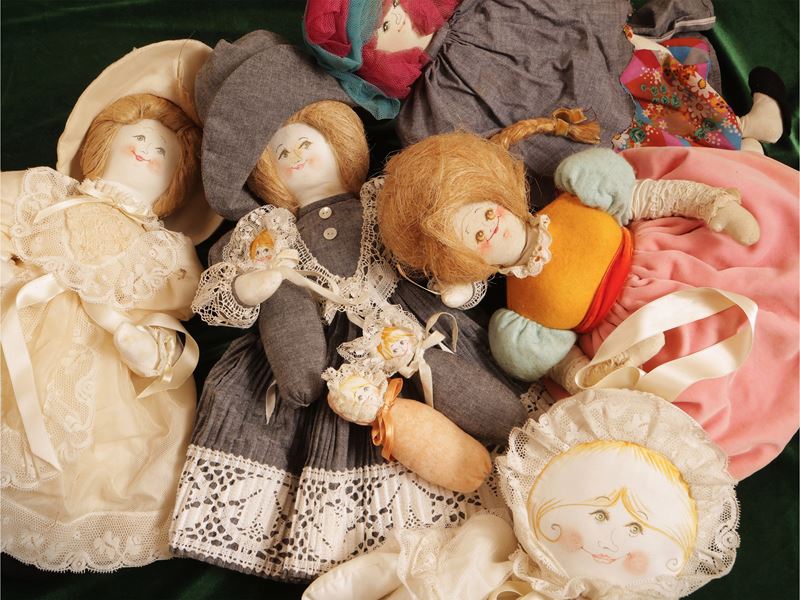 Assortimento di bambole di pezza