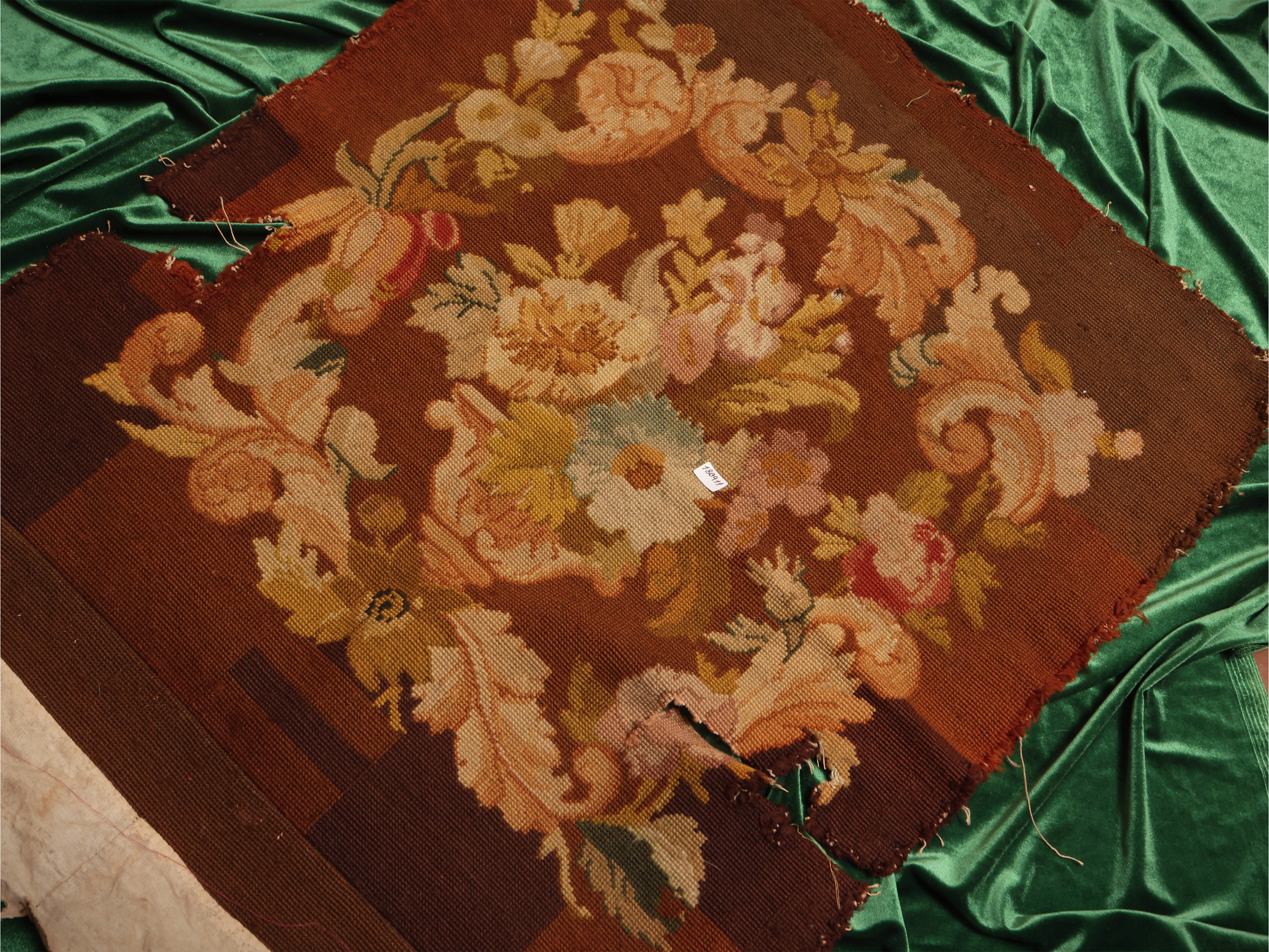 Assortimento di ricami d'epoca a piccolo punto