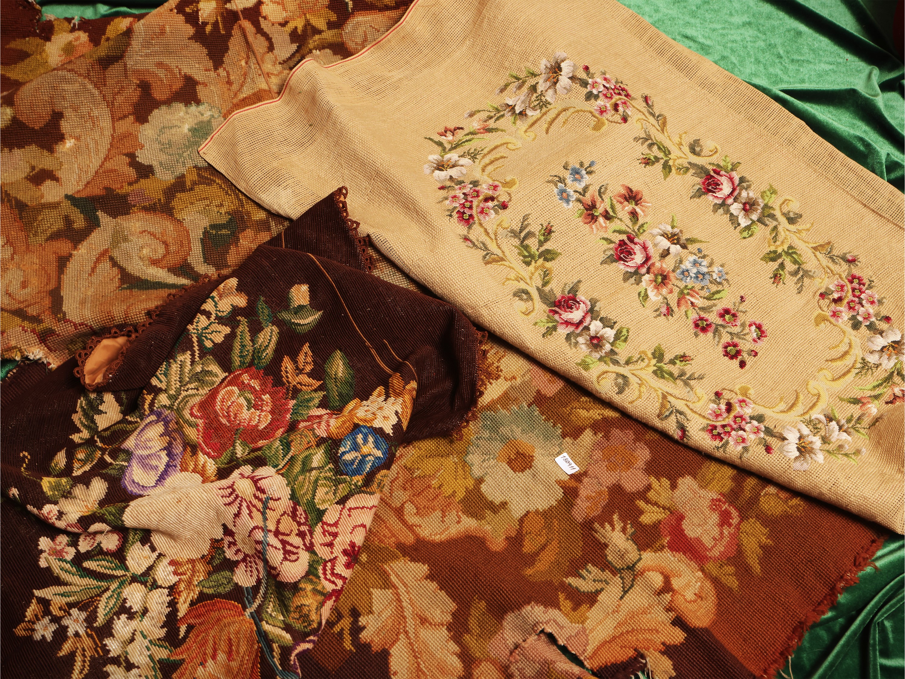 Assortimento di ricami d'epoca a piccolo punto
