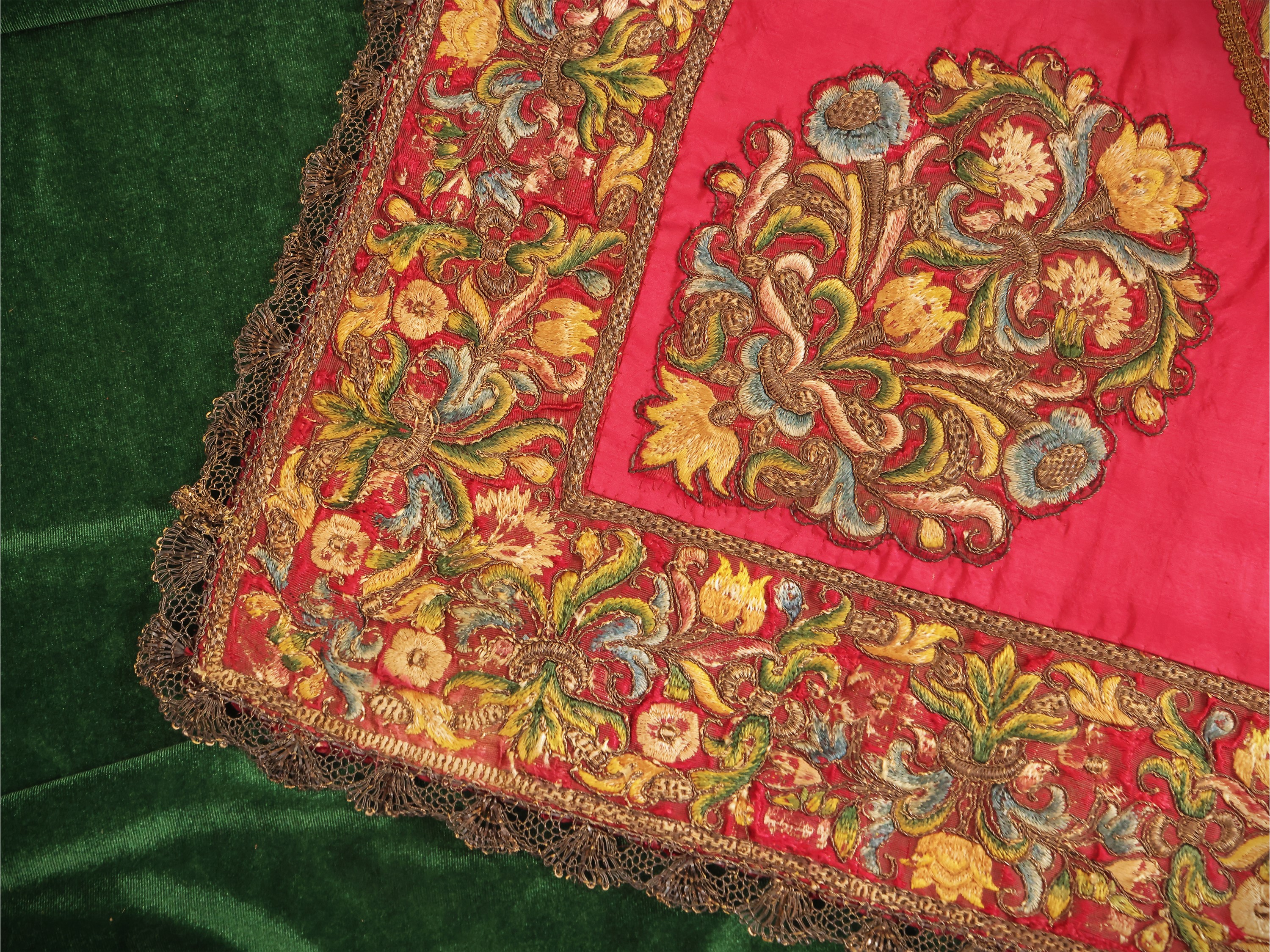 Due paliotti liturgici