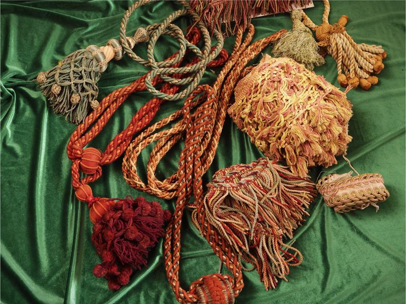 Assortimento di passamanerie variopinte d'epoca
