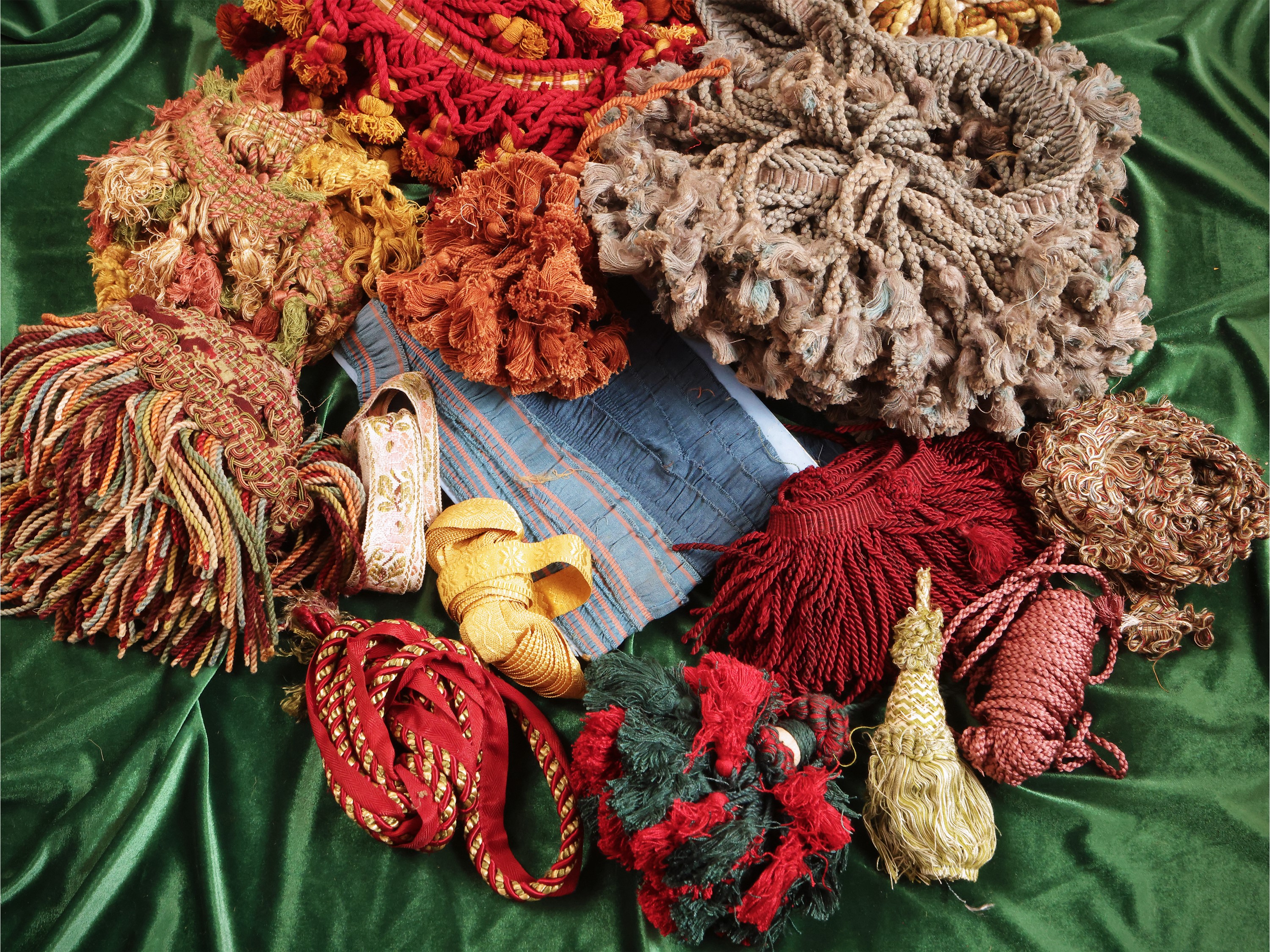 Assortimento di passamanerie variopinte d'epoca