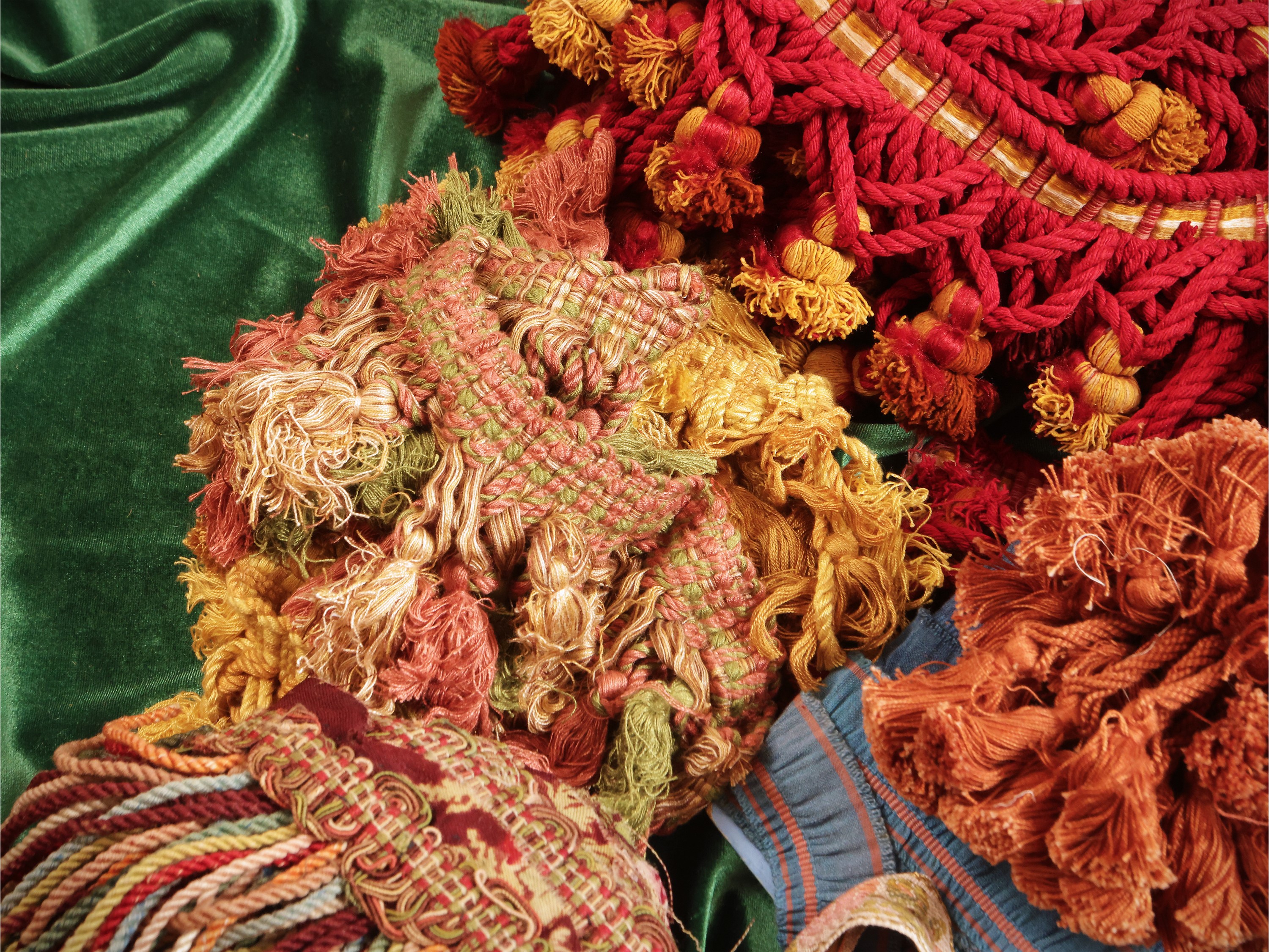 Assortimento di passamanerie variopinte d'epoca
