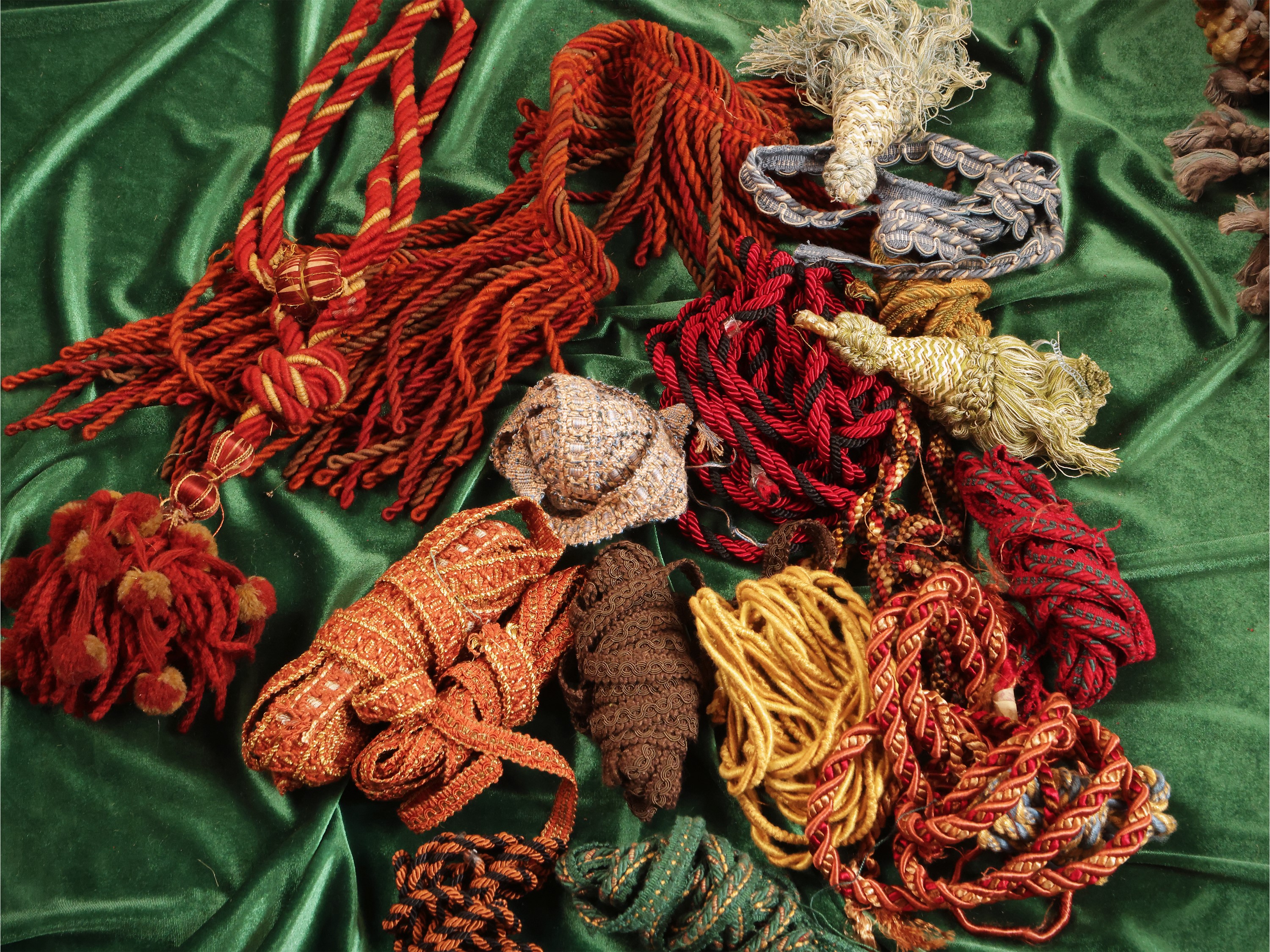 Assortimento di passamanerie variopinte d'epoca