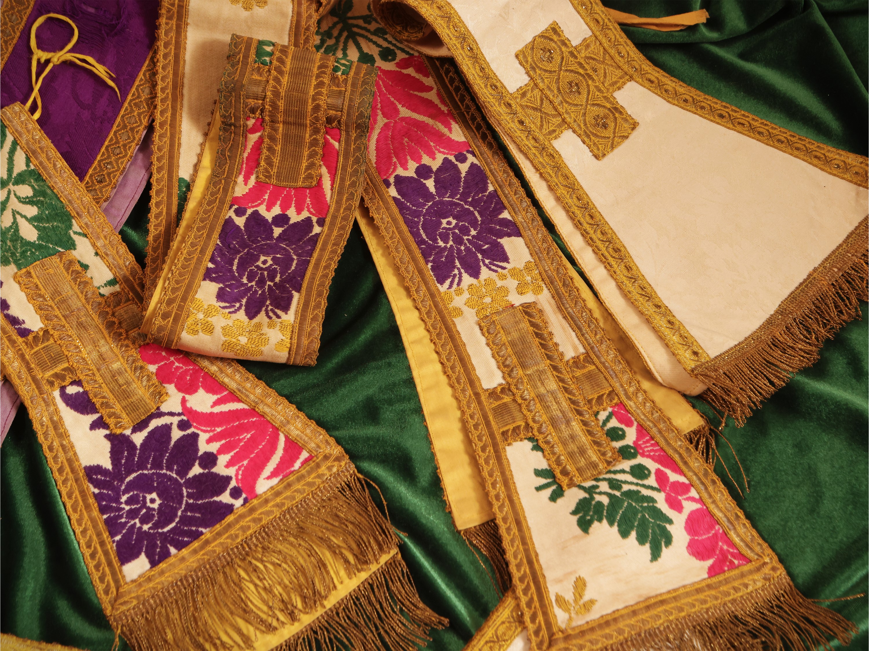 Manipoli e stole liturgici