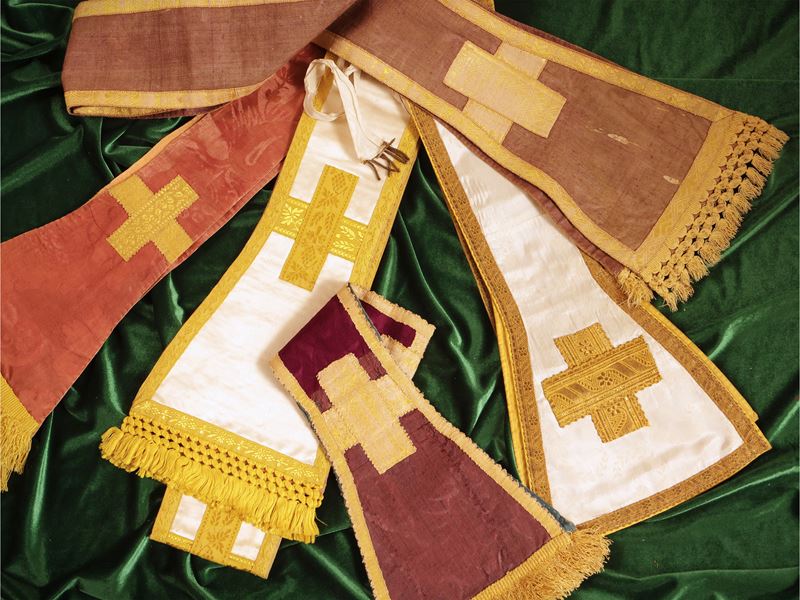 Assortimento di manipoli liturgici
