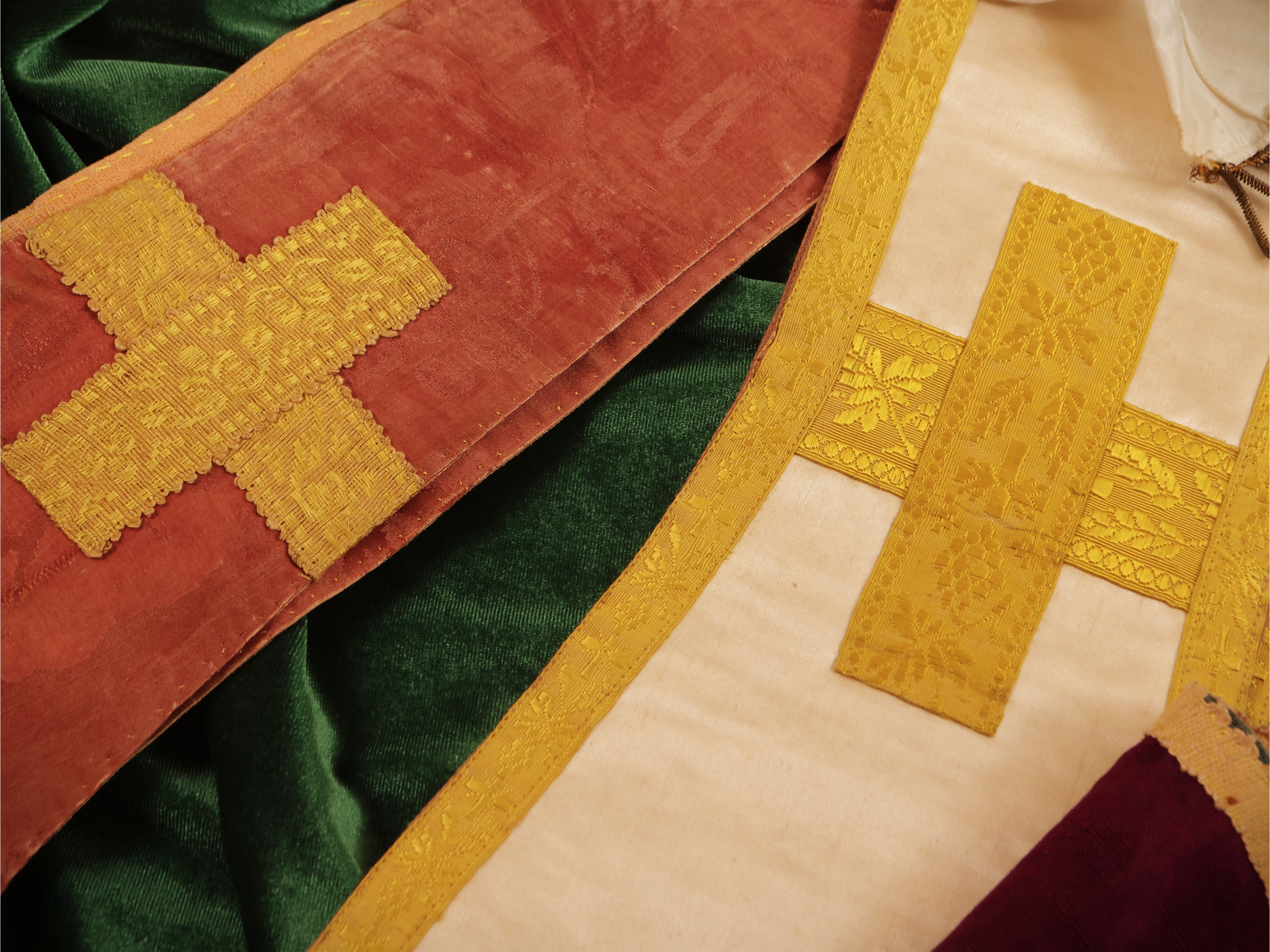 Assortimento di manipoli liturgici