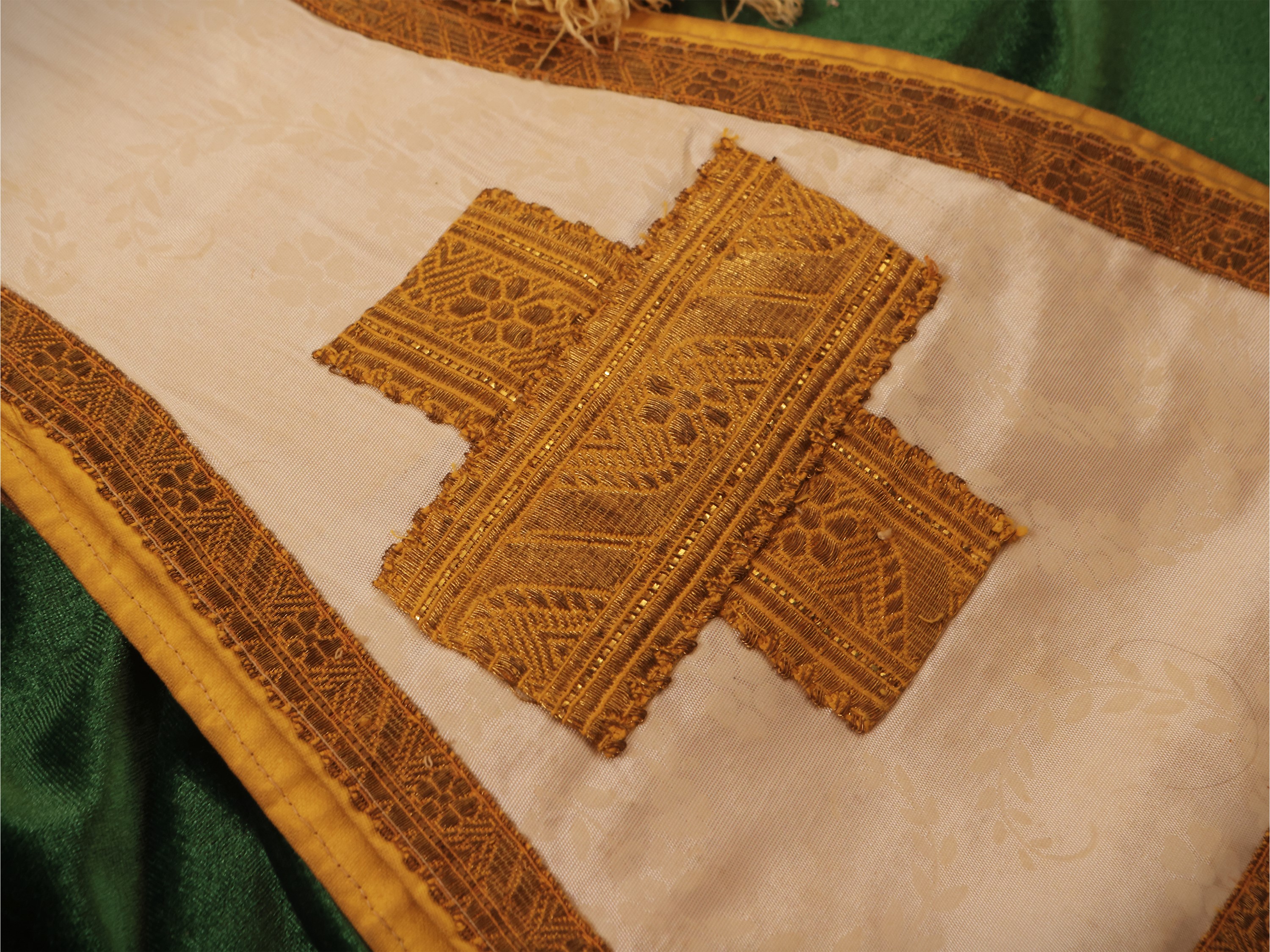 Assortimento di manipoli liturgici
