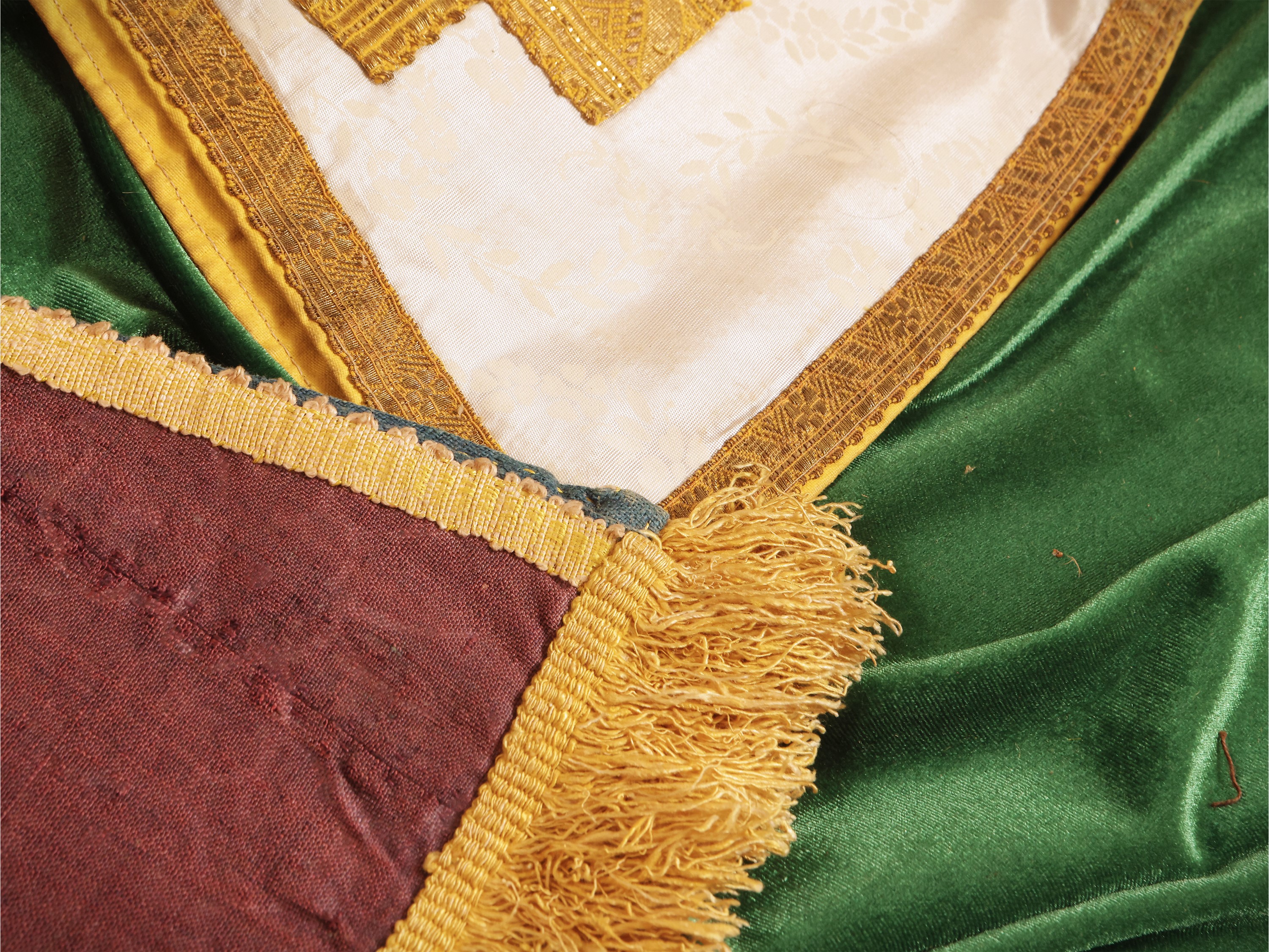 Assortimento di manipoli liturgici