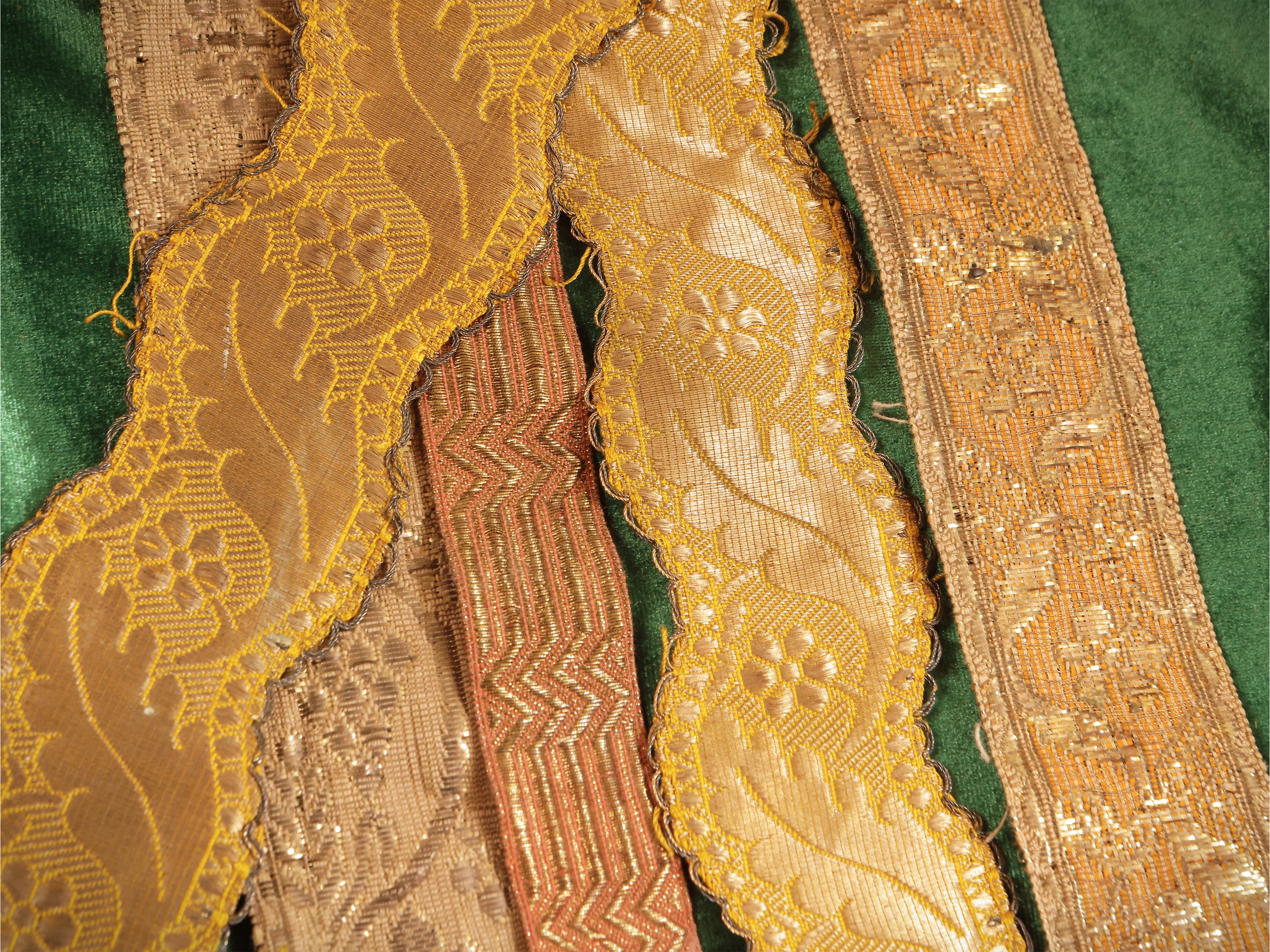 Grande assortimento di galloni e bordure d'epoca