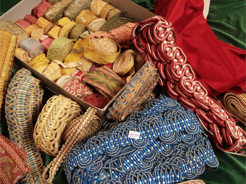 Grande assortimento di passamanerie d'epoca