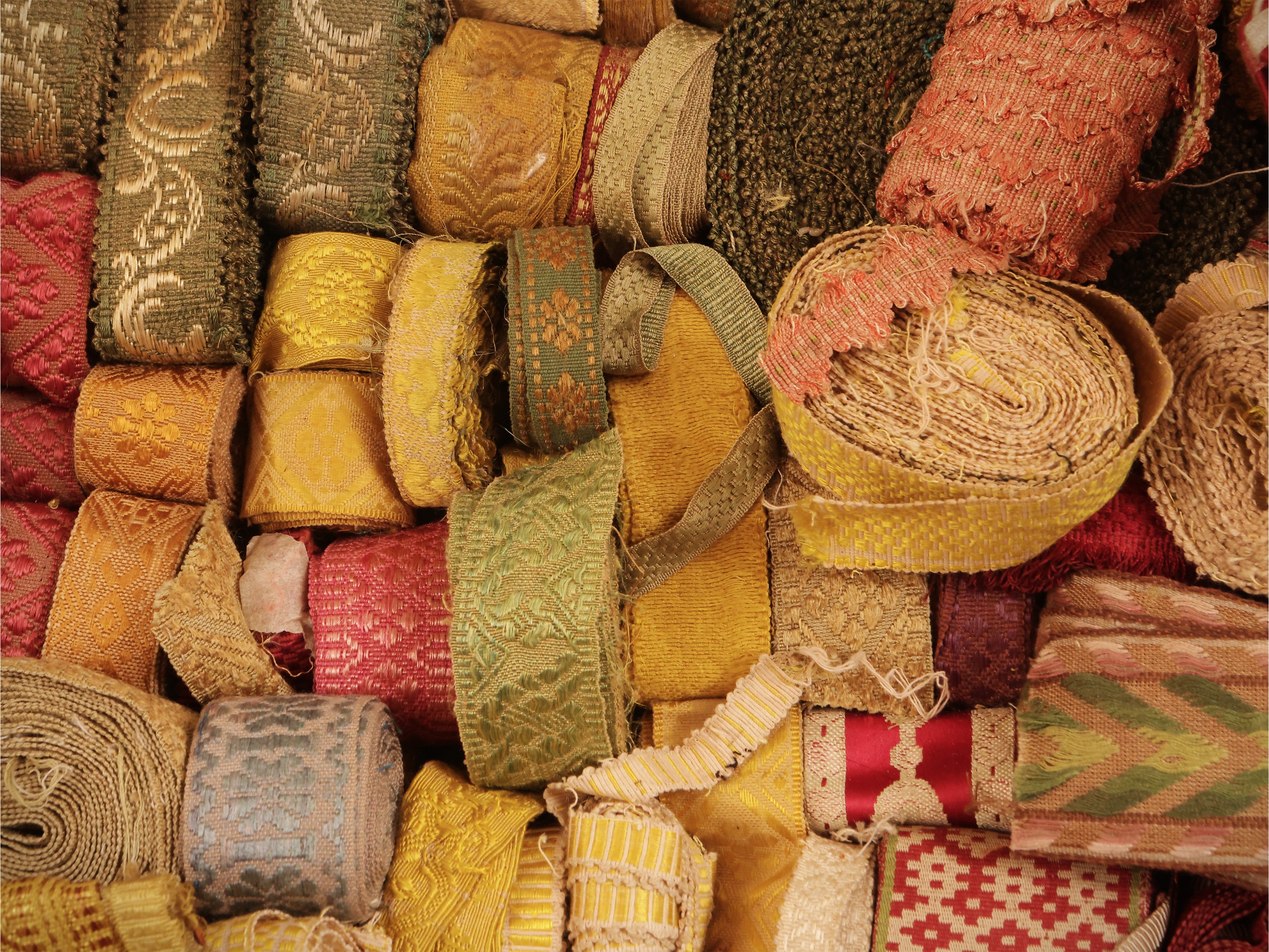 Grande assortimento di passamanerie d'epoca