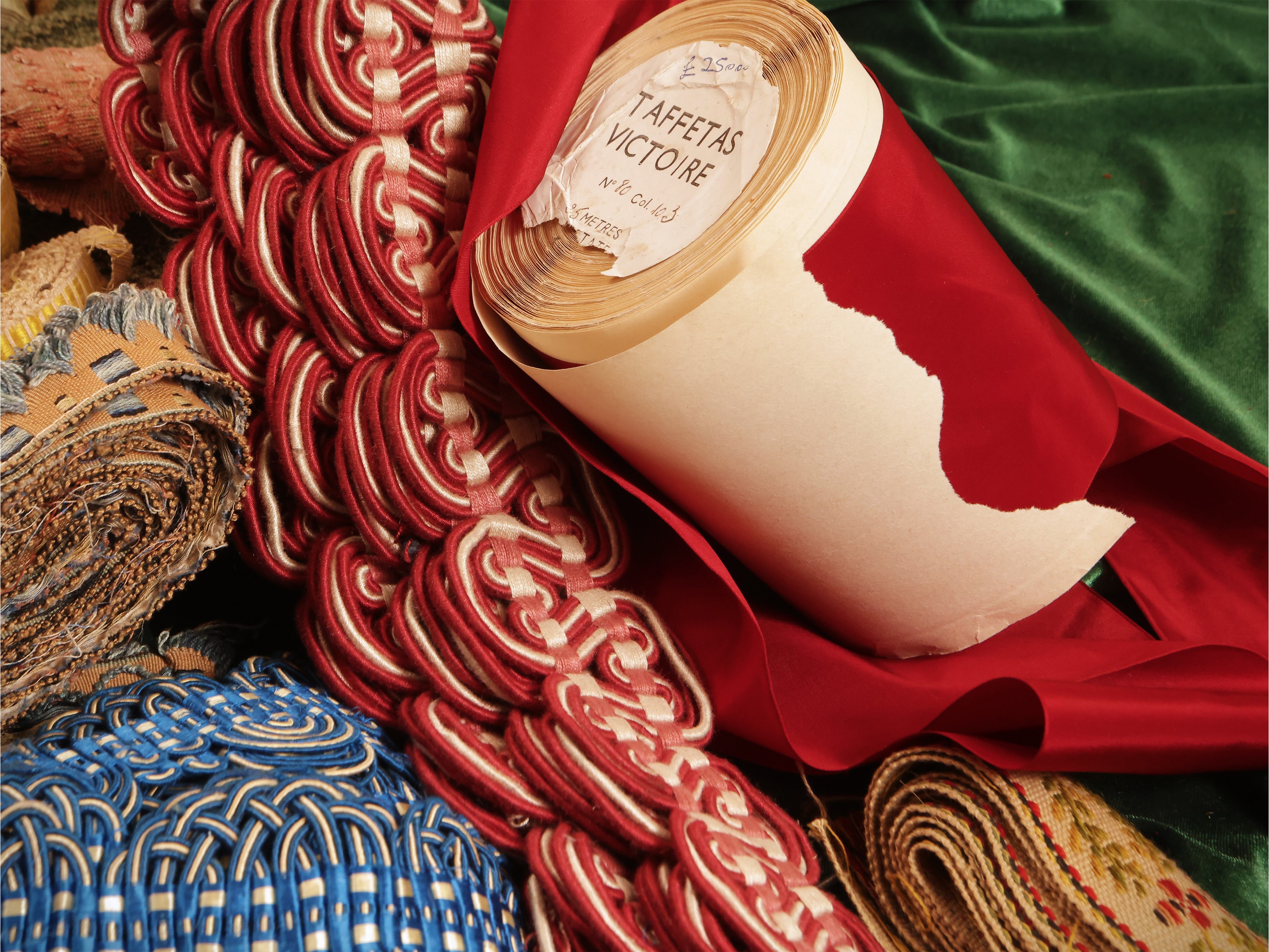 Grande assortimento di passamanerie d'epoca