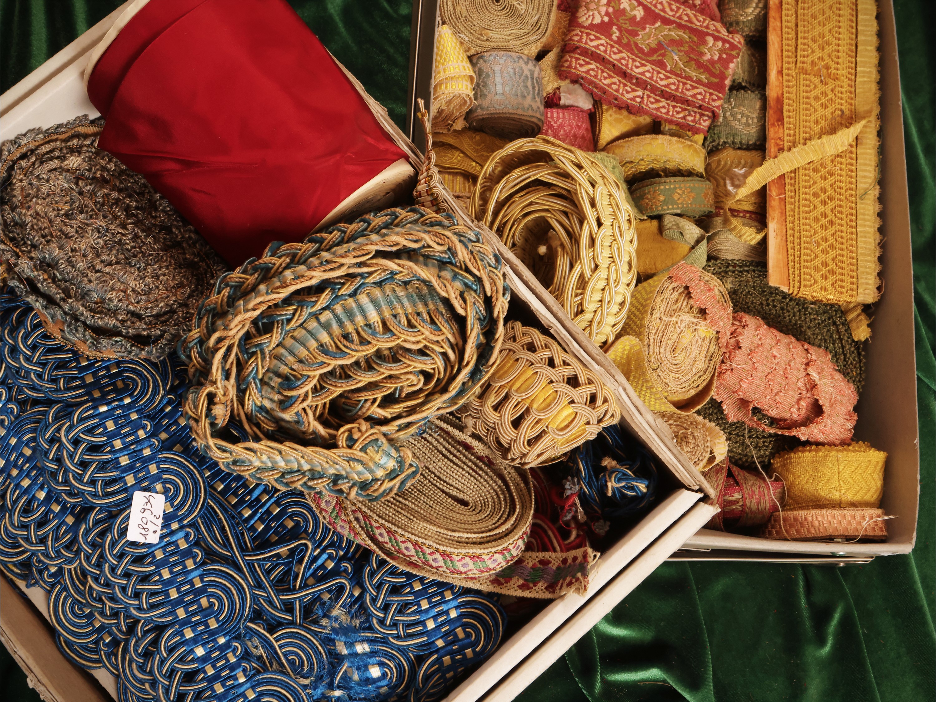 Grande assortimento di passamanerie d'epoca