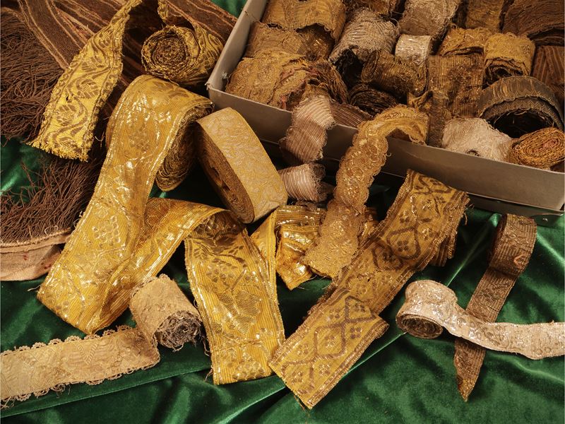 Varietà di galloni e bordure dorate d'epoca