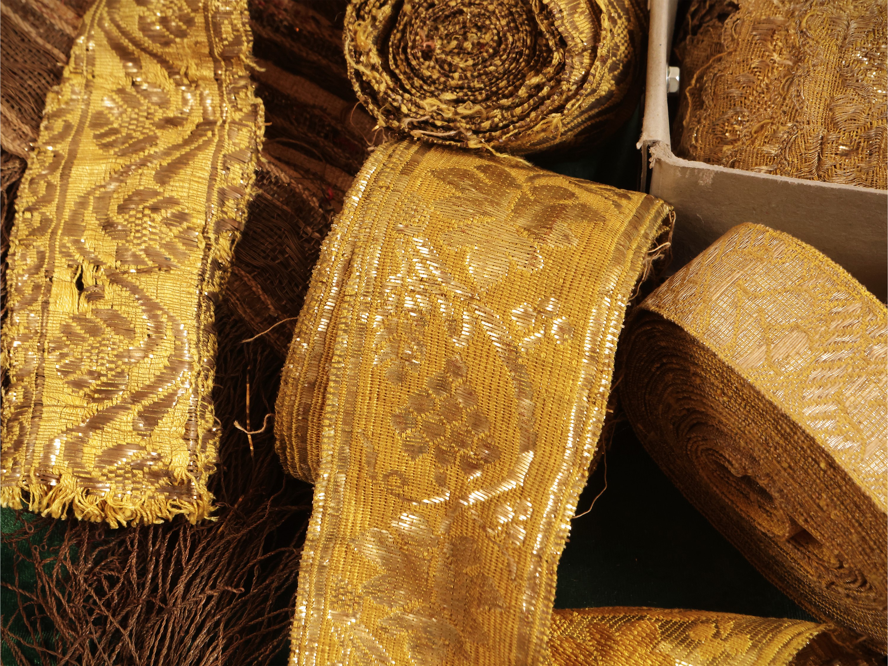 Varietà di galloni e bordure dorate d'epoca