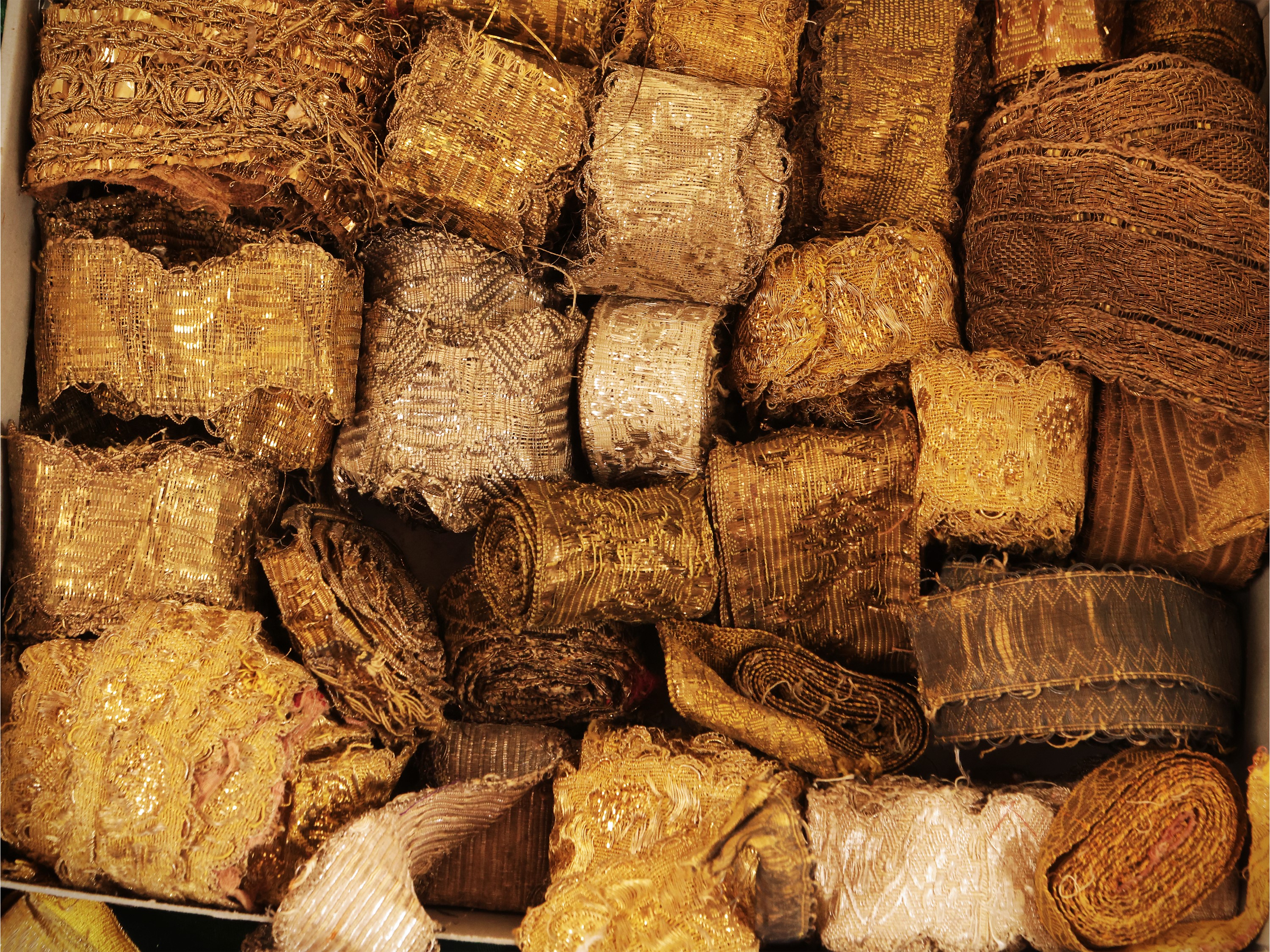 Varietà di galloni e bordure dorate d'epoca
