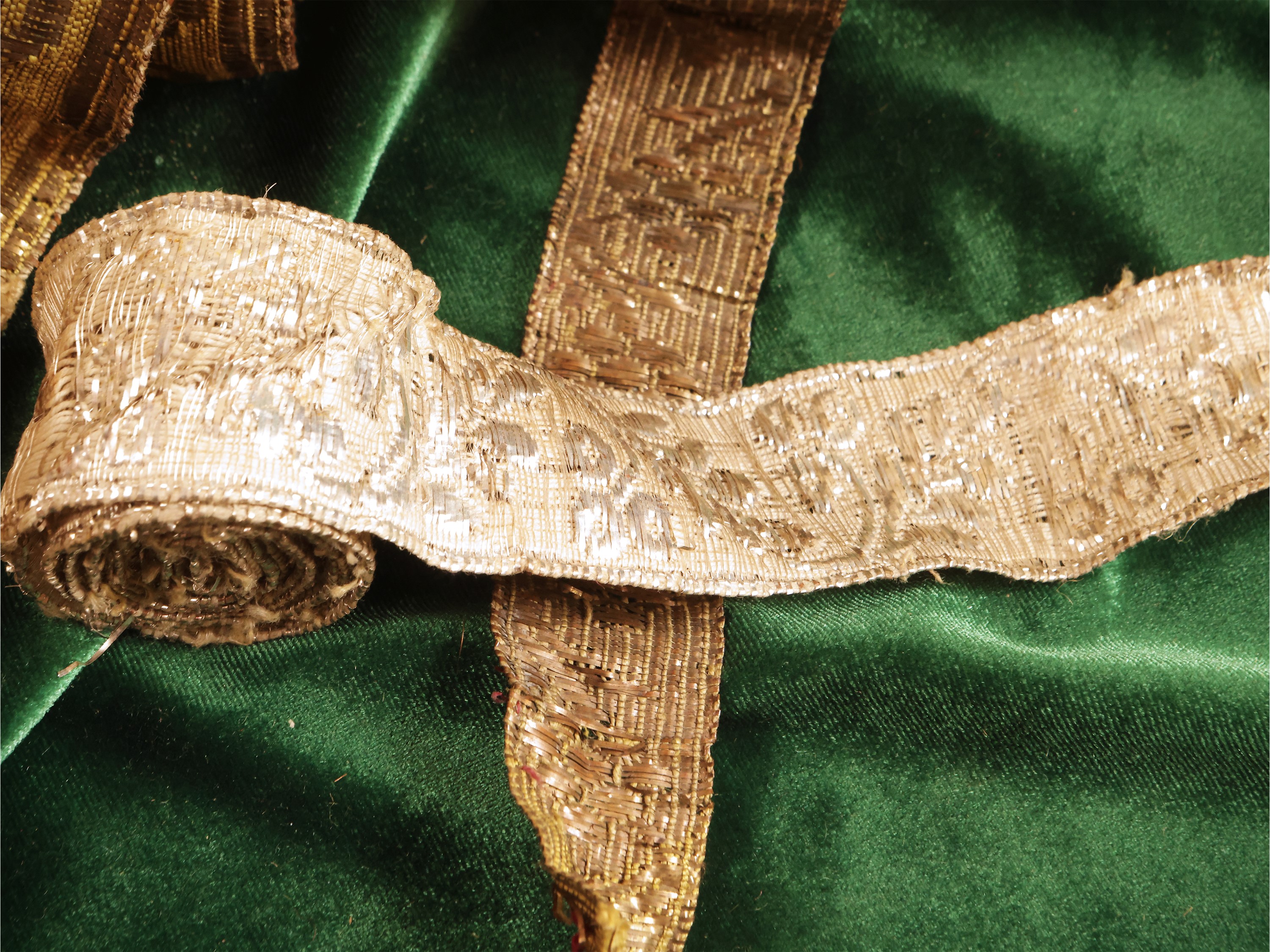 Varietà di galloni e bordure dorate d'epoca