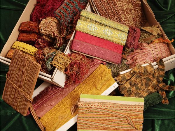 Assortimento di passamanerie multicolori d'epoca