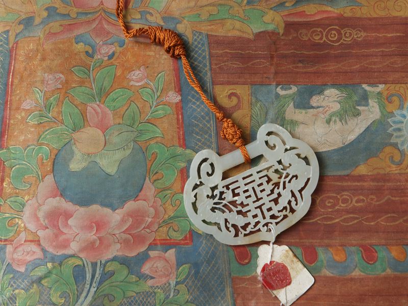 Pendente in giada traforata con motivo “shuangxi”, Cina, dinastia Qing