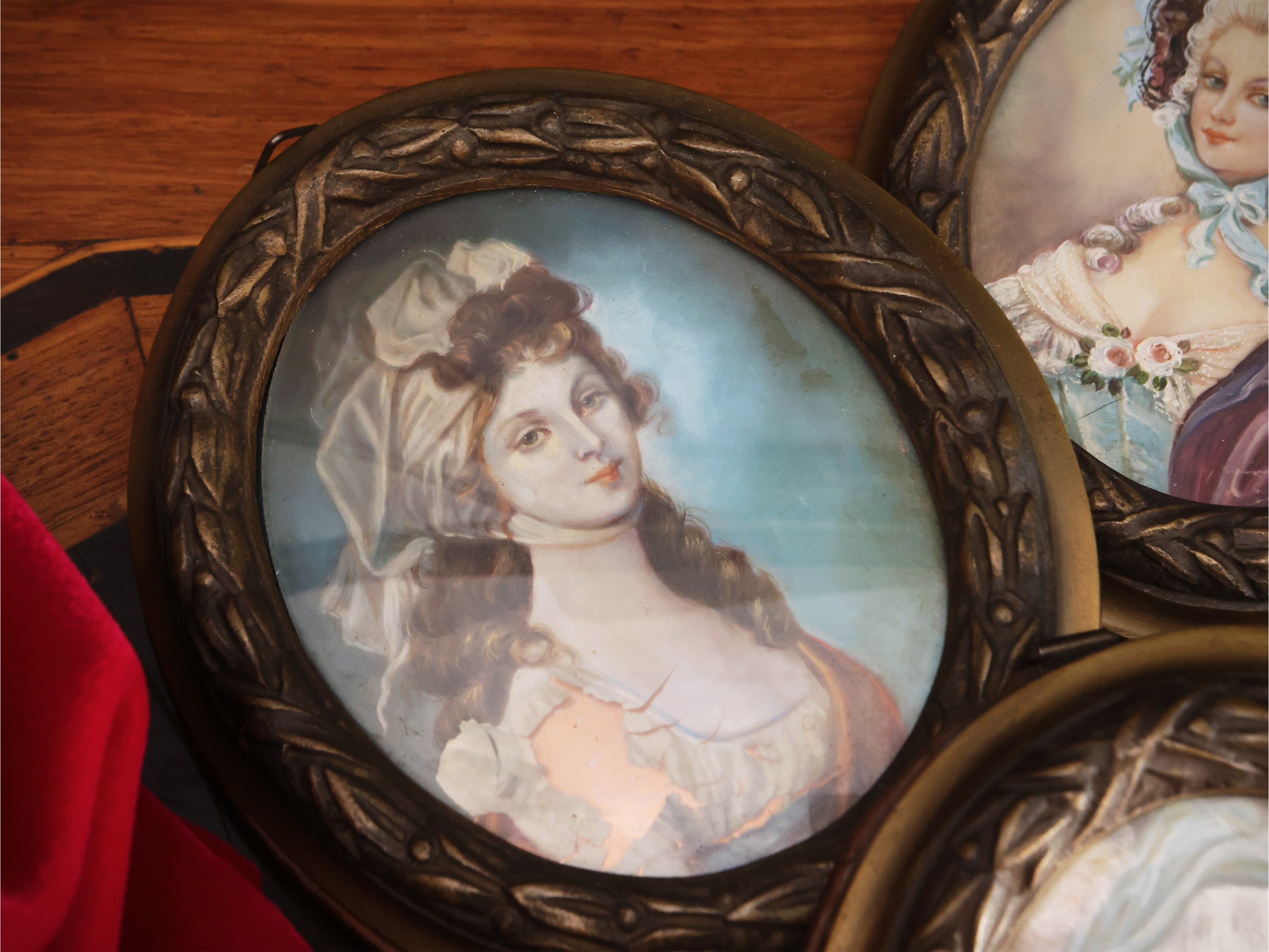 Raccolta di Quattro Miniature Raffiguranti Ritratti Femminili