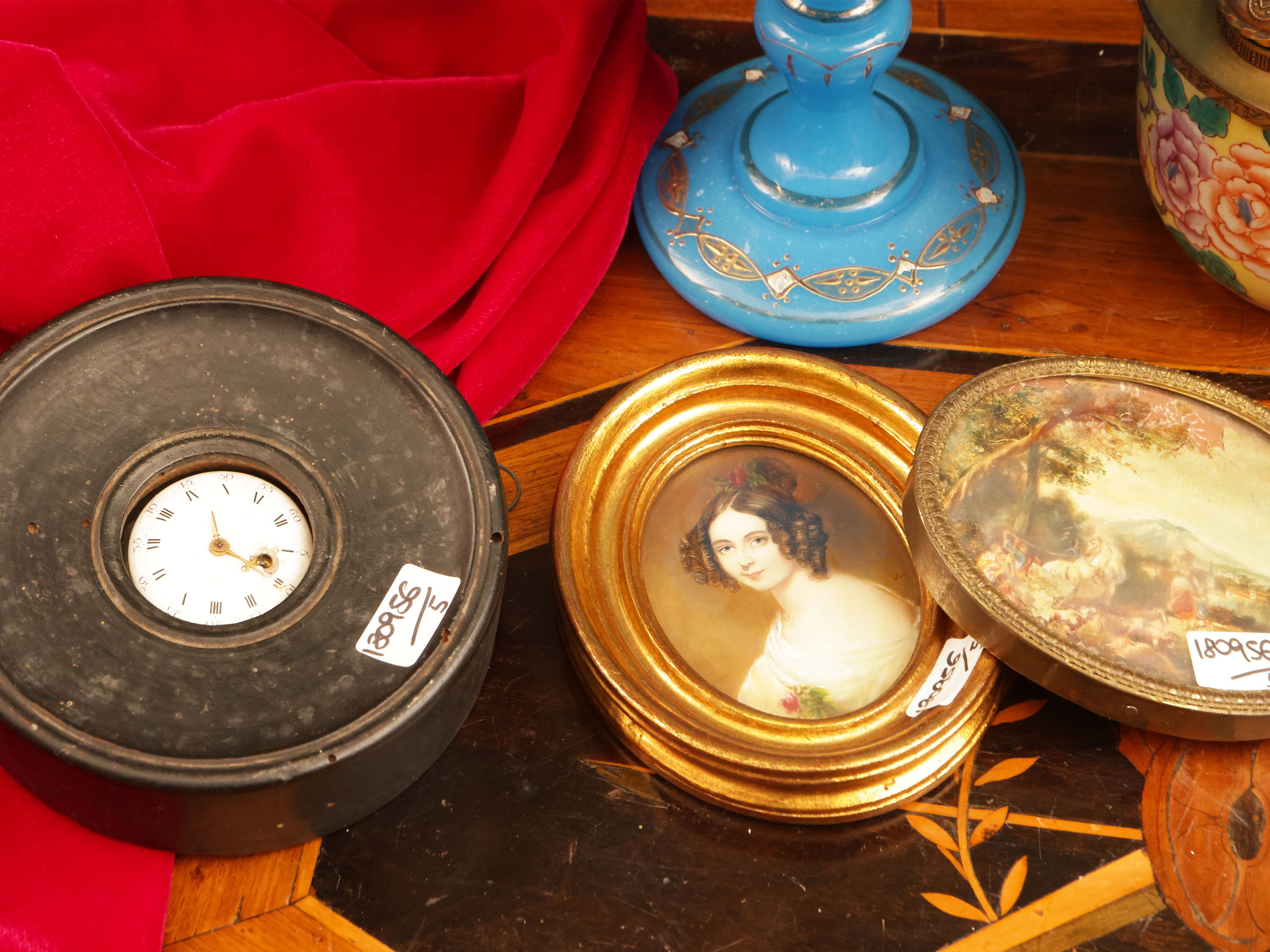 Curiosità d'epoca, collezione di oggetti decorativi del XIX/XX secolo