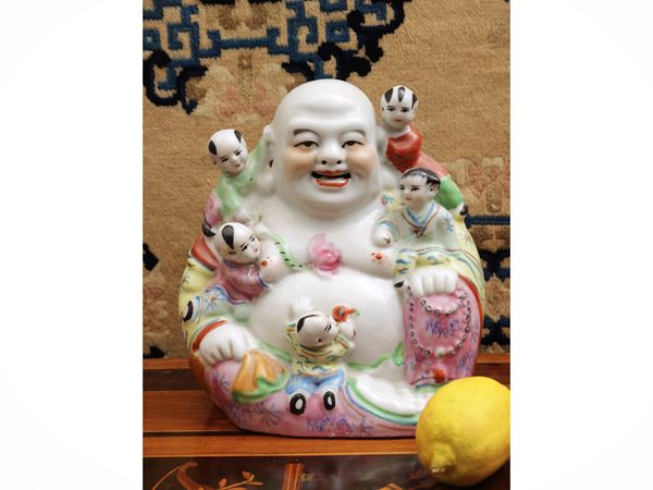 Scultura in porcellana raffigurante Budai con cinque bambini