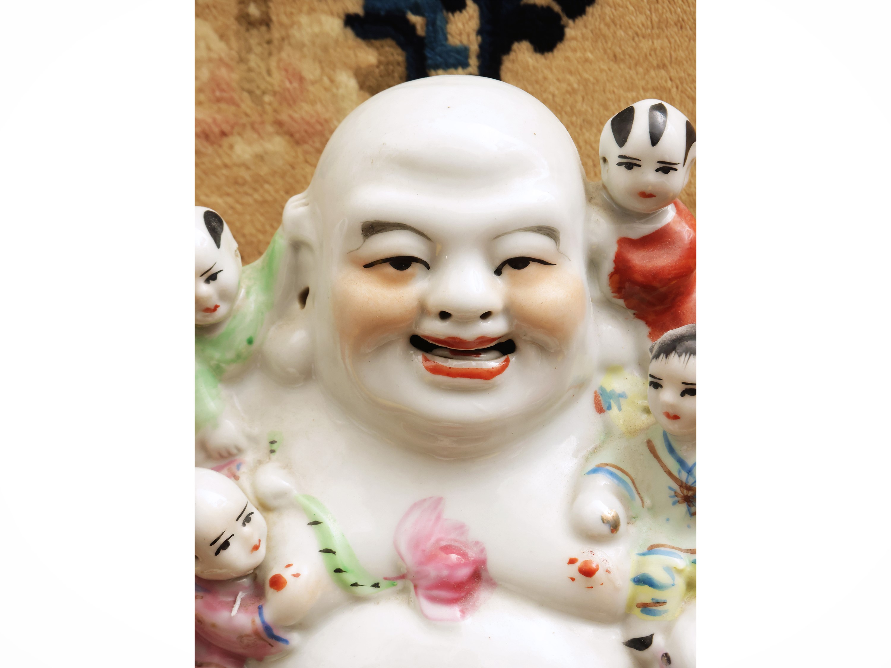 Scultura in porcellana, Budai con cinque bambini – Cina, periodo repubblicano (1912-1949)