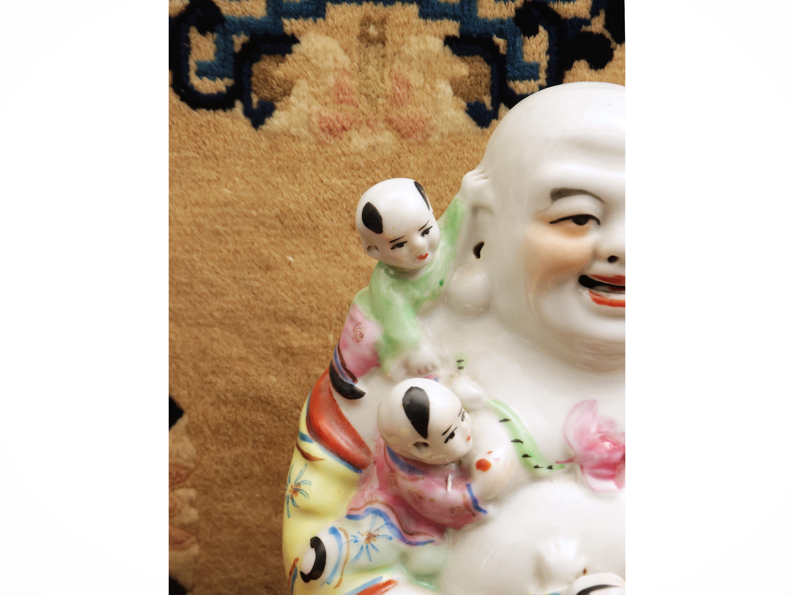 Scultura in porcellana, Budai con cinque bambini – Cina, periodo repubblicano (1912-1949)