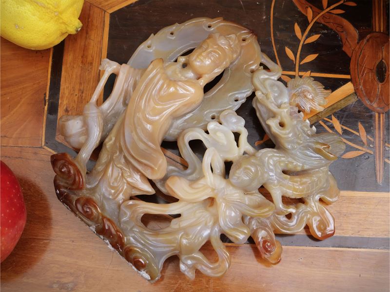 Gruppo scolpito in pietra dura raffigurante una fanciulla, un bambino e un drago, Cina, sec. XX
