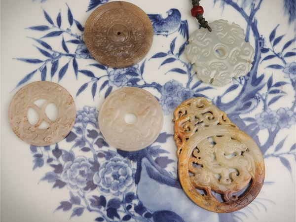 Gruppo di cinque pendenti in pietra dura e giada