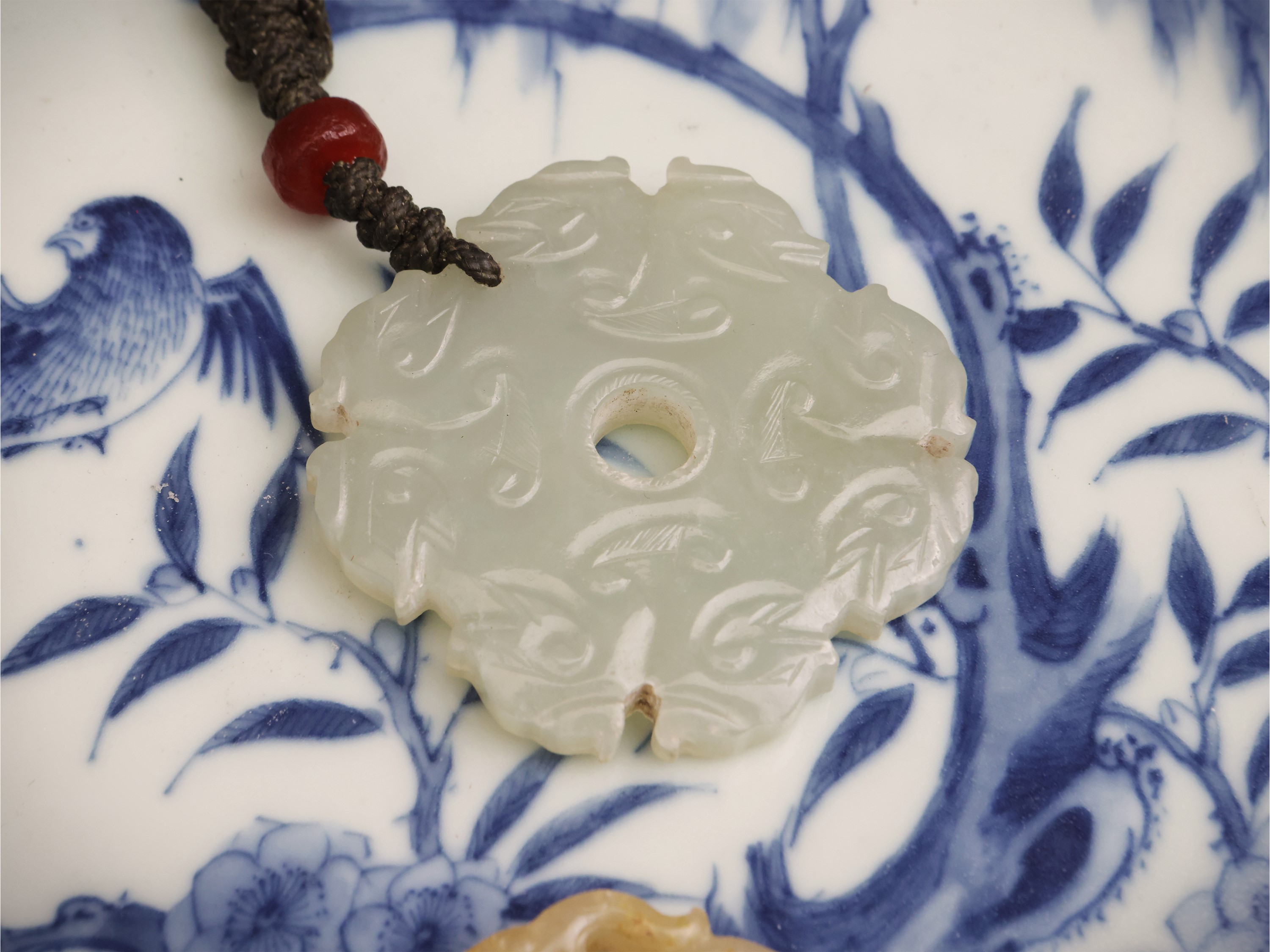 Gruppo di cinque pendenti in pietra dura e giada, Cina, XX secolo