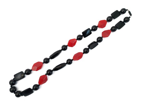 Long necklace in black and red resin  - Auction Vintagemania - Winter selection - Maison Bibelot - Casa d'Aste Firenze - Milano