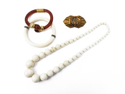 Lotto di bijoux d’epoca, collana degradé e bracciali in resina con spilla geometrica