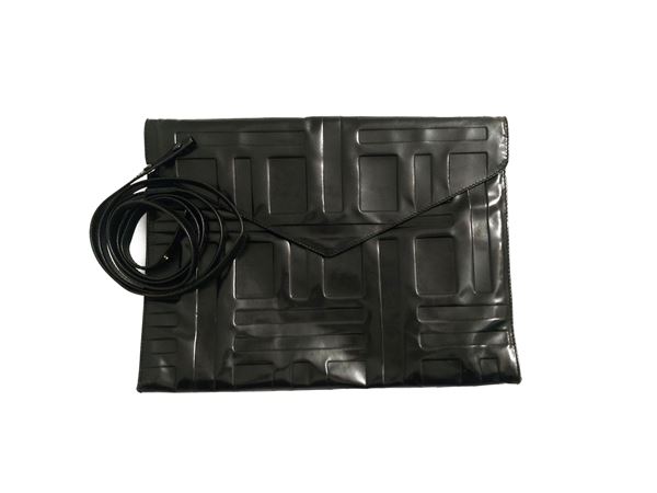 Prada - Borsa a busta in pelle nera lucida