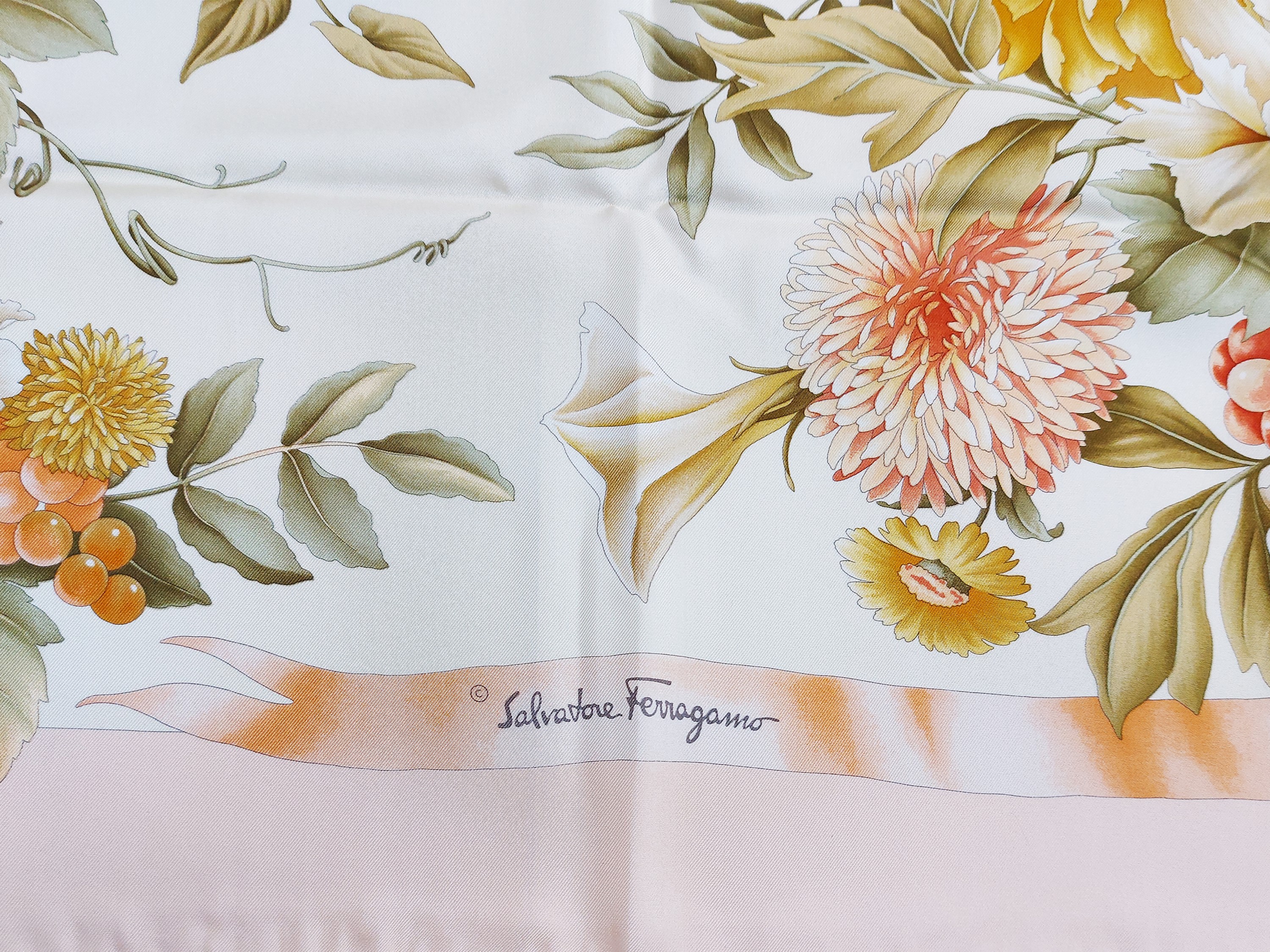 Salvatore Ferragamo - Foulard in Seta a Motivo Floreale