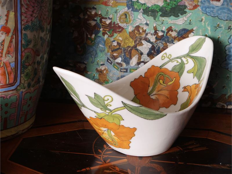 Ernestine, Centrotavola in ceramica decorato con motivi floreali