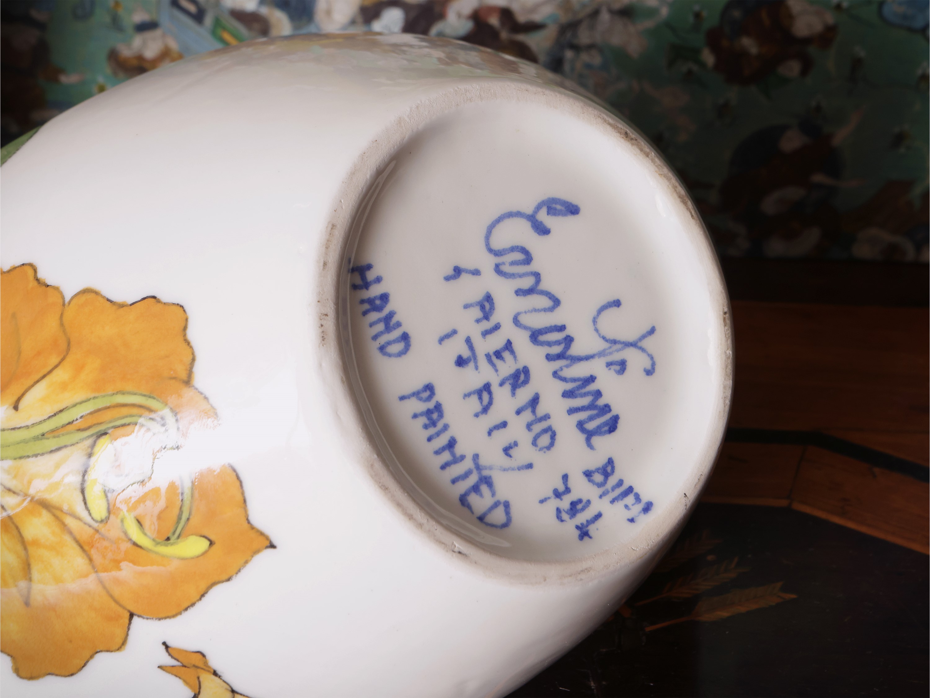 Ernestine, Centrotavola in ceramica decorato con motivi floreali